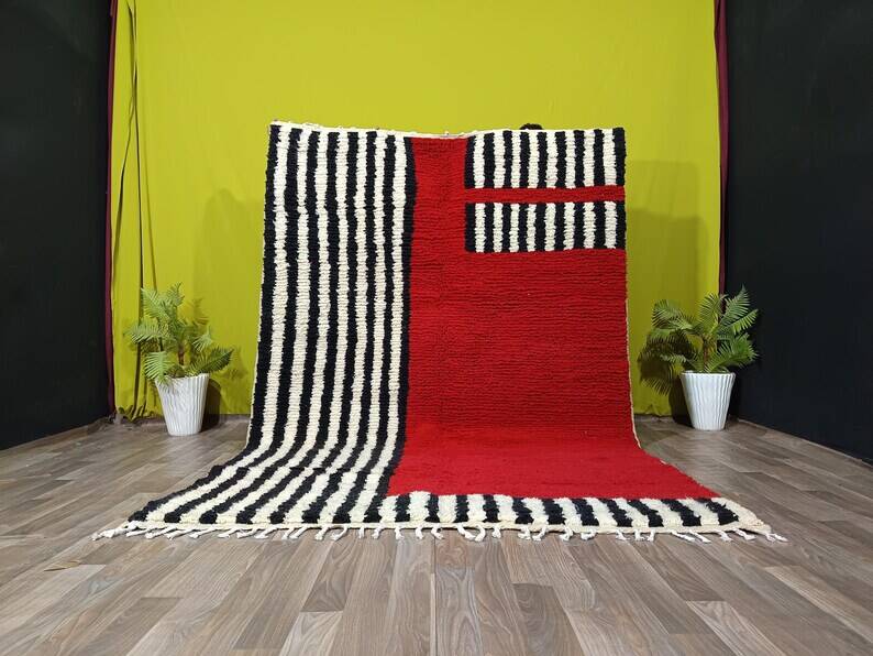 Tapis artisanal rouge et à rayures blanches et noires