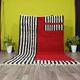 Tapis artisanal rouge et à rayures blanches et noires