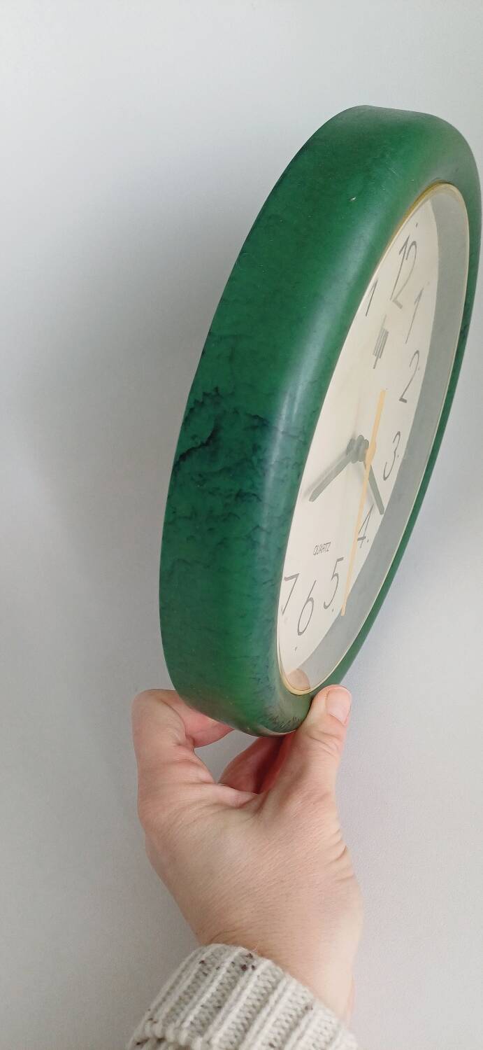 90s lip clock