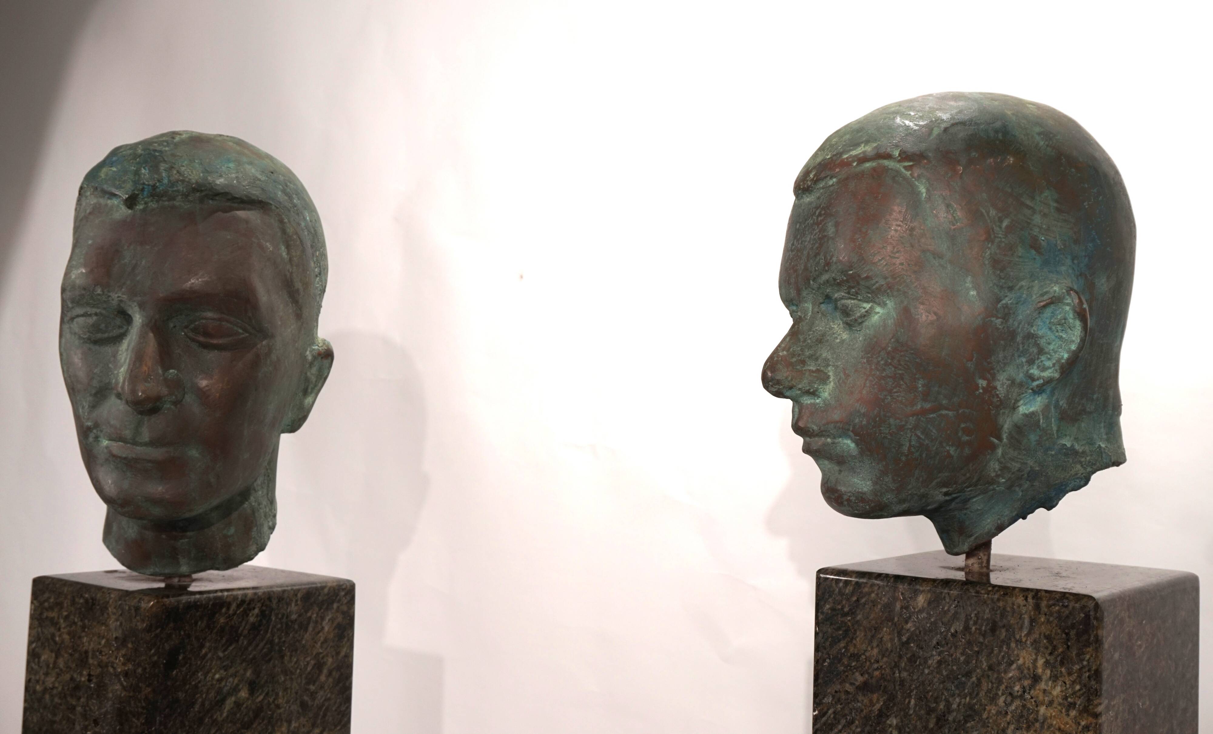 Ensemble de deux bustes en bronze sur stèles en granit par un élève de Georg Kolbe, 1925