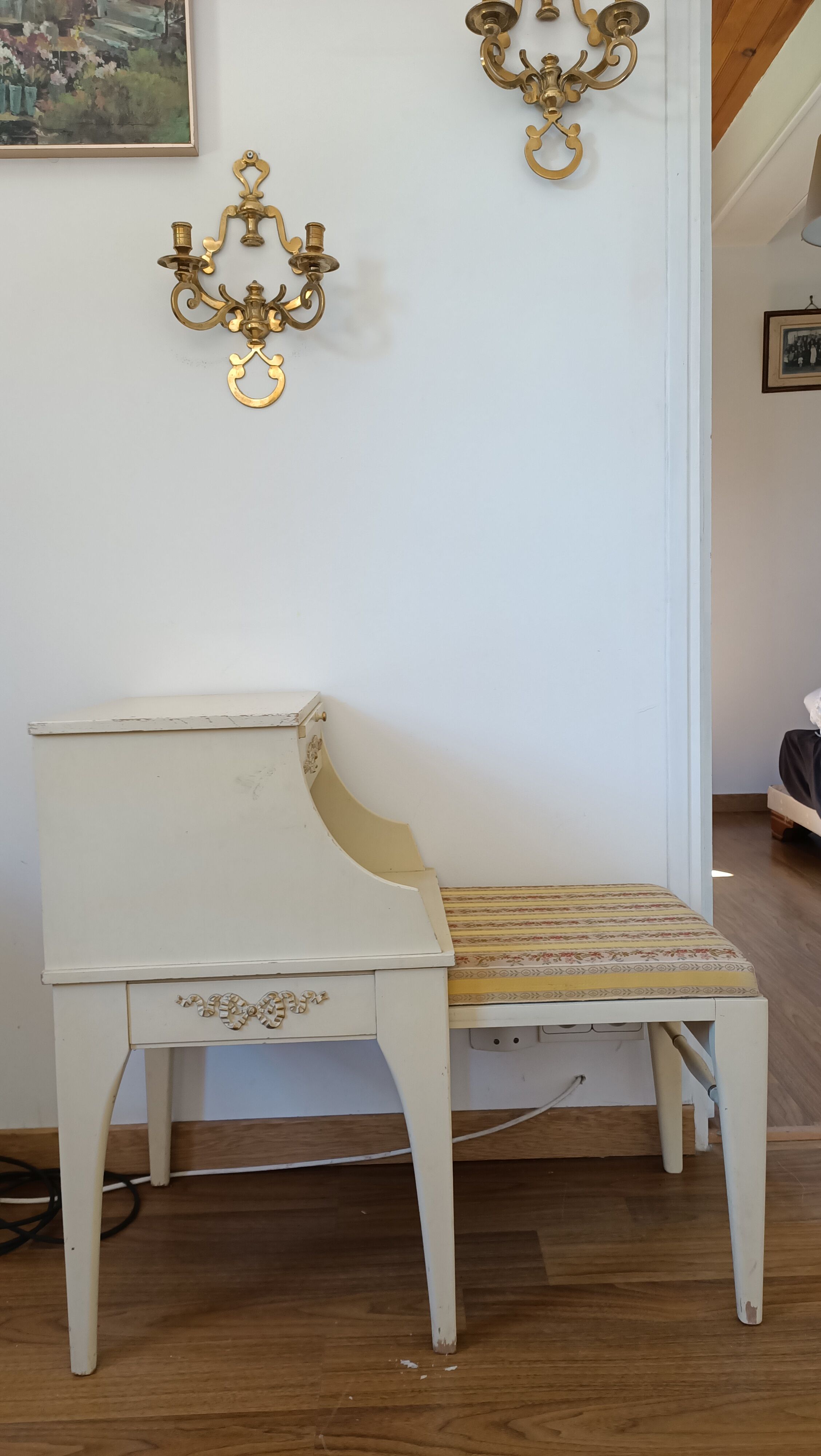 Chippy Phone Seat Table