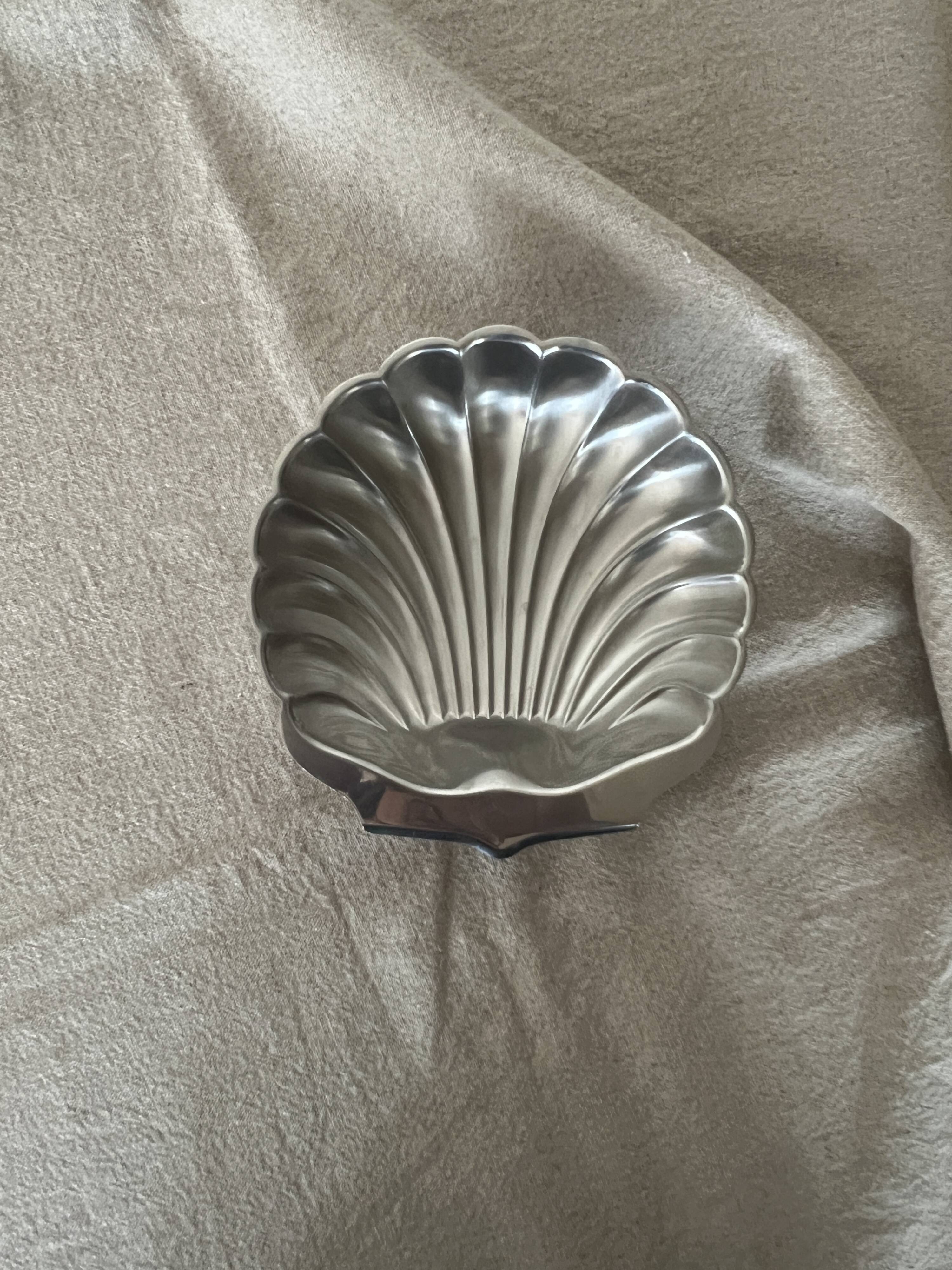 vintage shell-shaped bowl / empty pocket in metal (stainless steel)