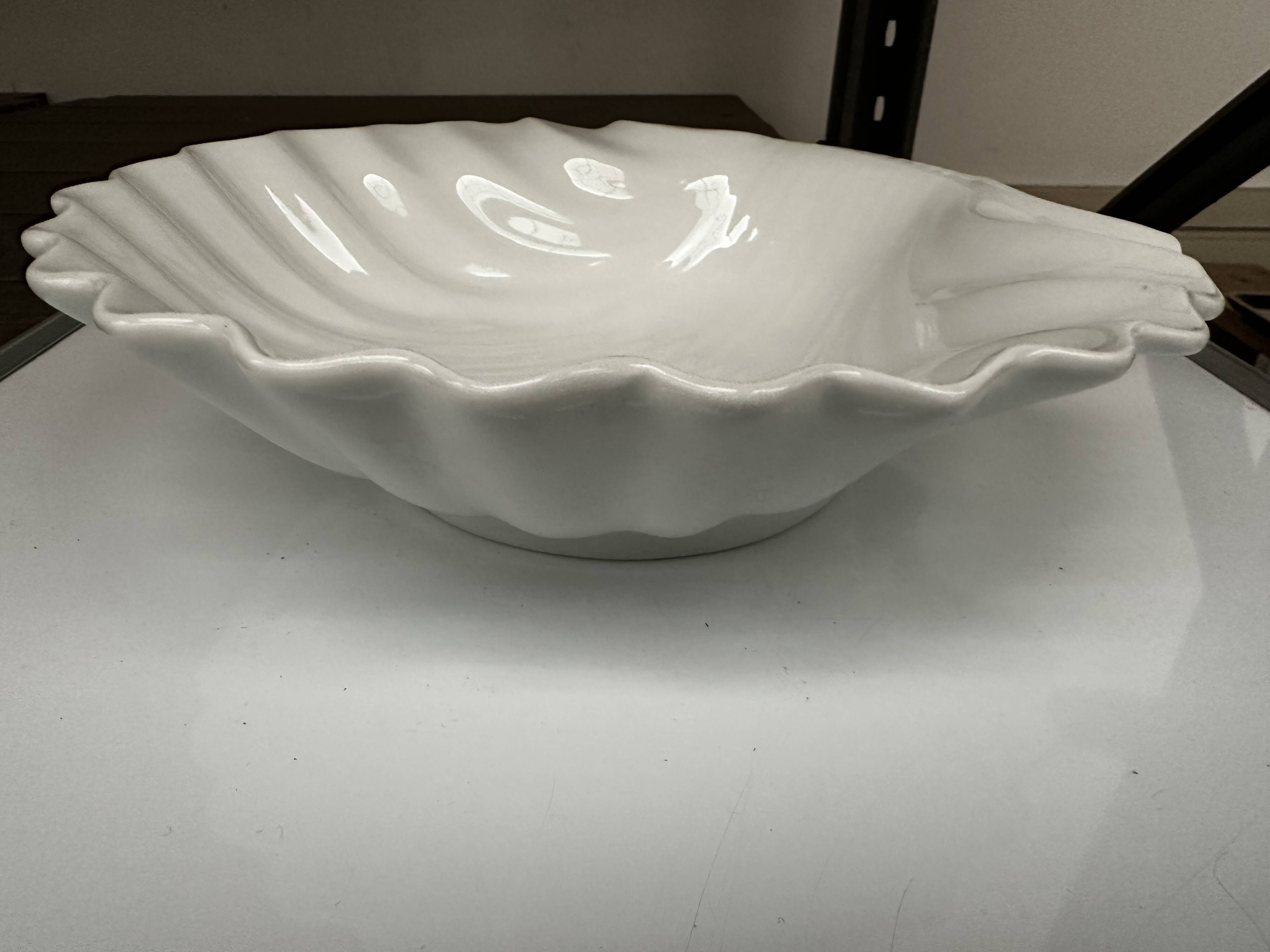 Vintage shell-shaped white earthenware dish d 27 cm / h 7 cm