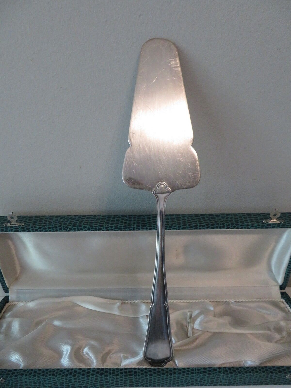 Pie shovel in box
