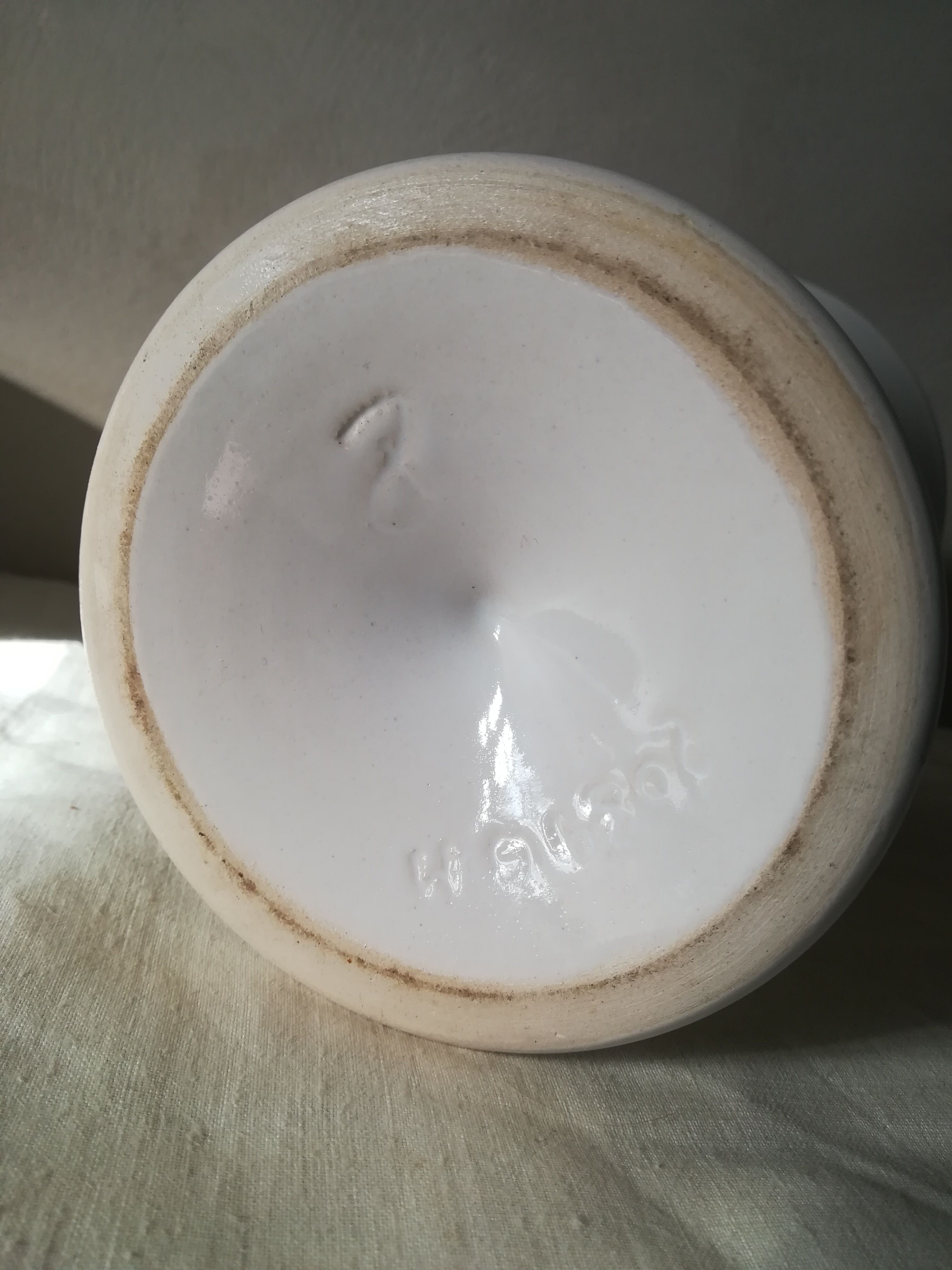 Vase medicis en faïence blanche