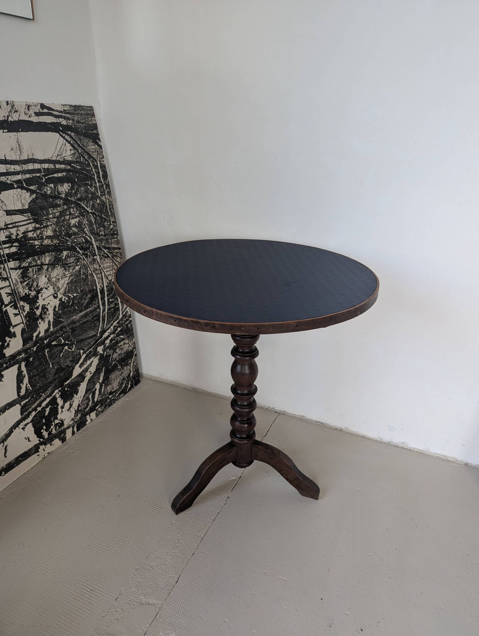 Round table, turned oak leg