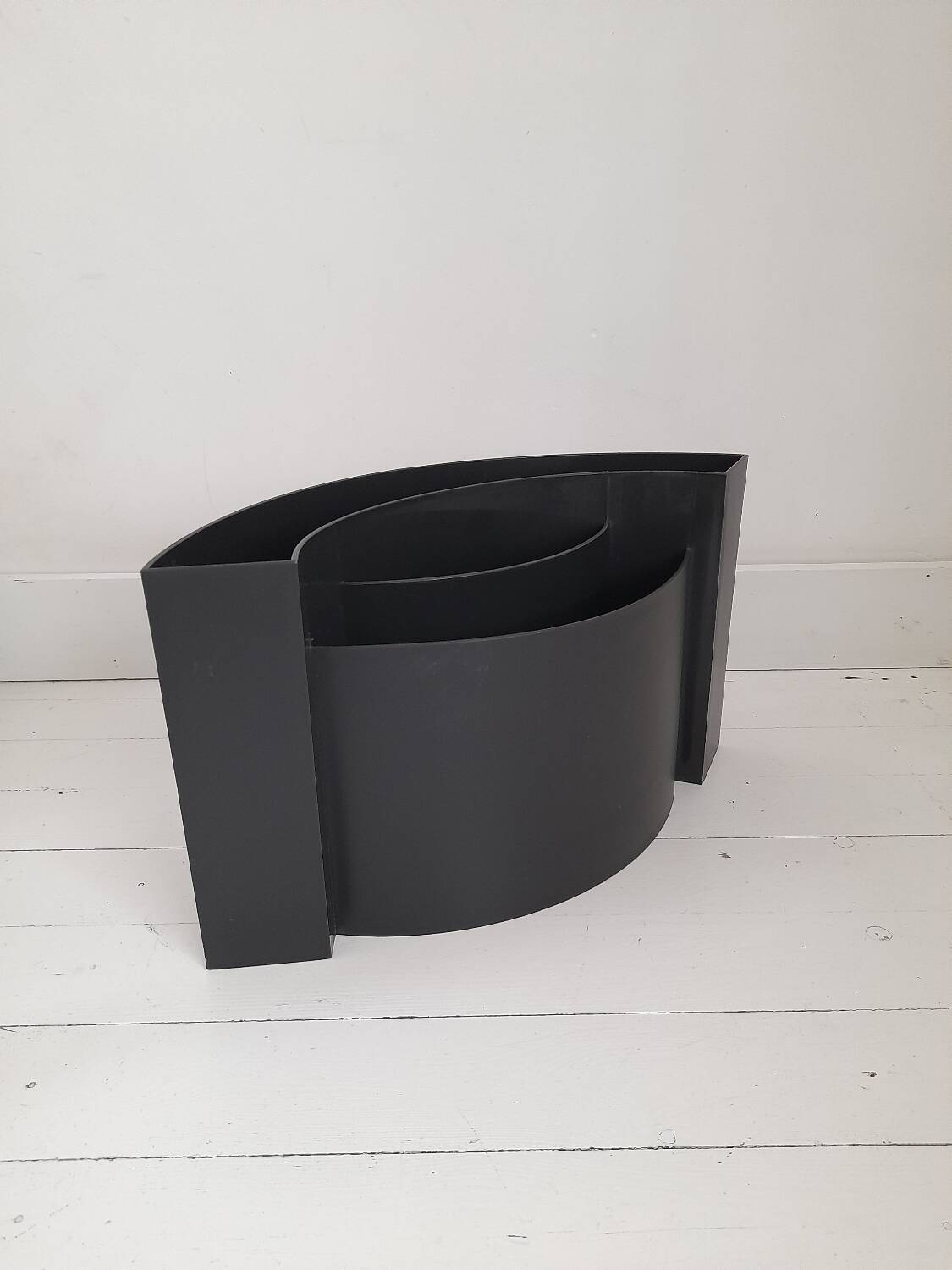Wave magazine rack by Maier-Aichen 90s