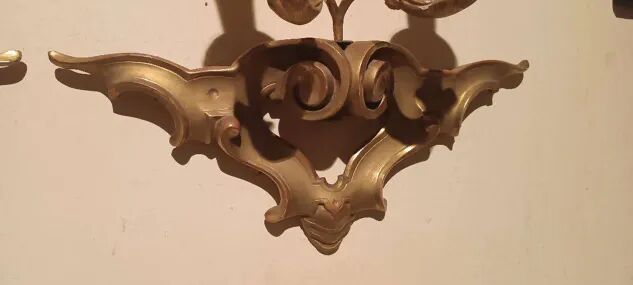 Paire de appliques murales antiques en bois doré du 19ème siècle.