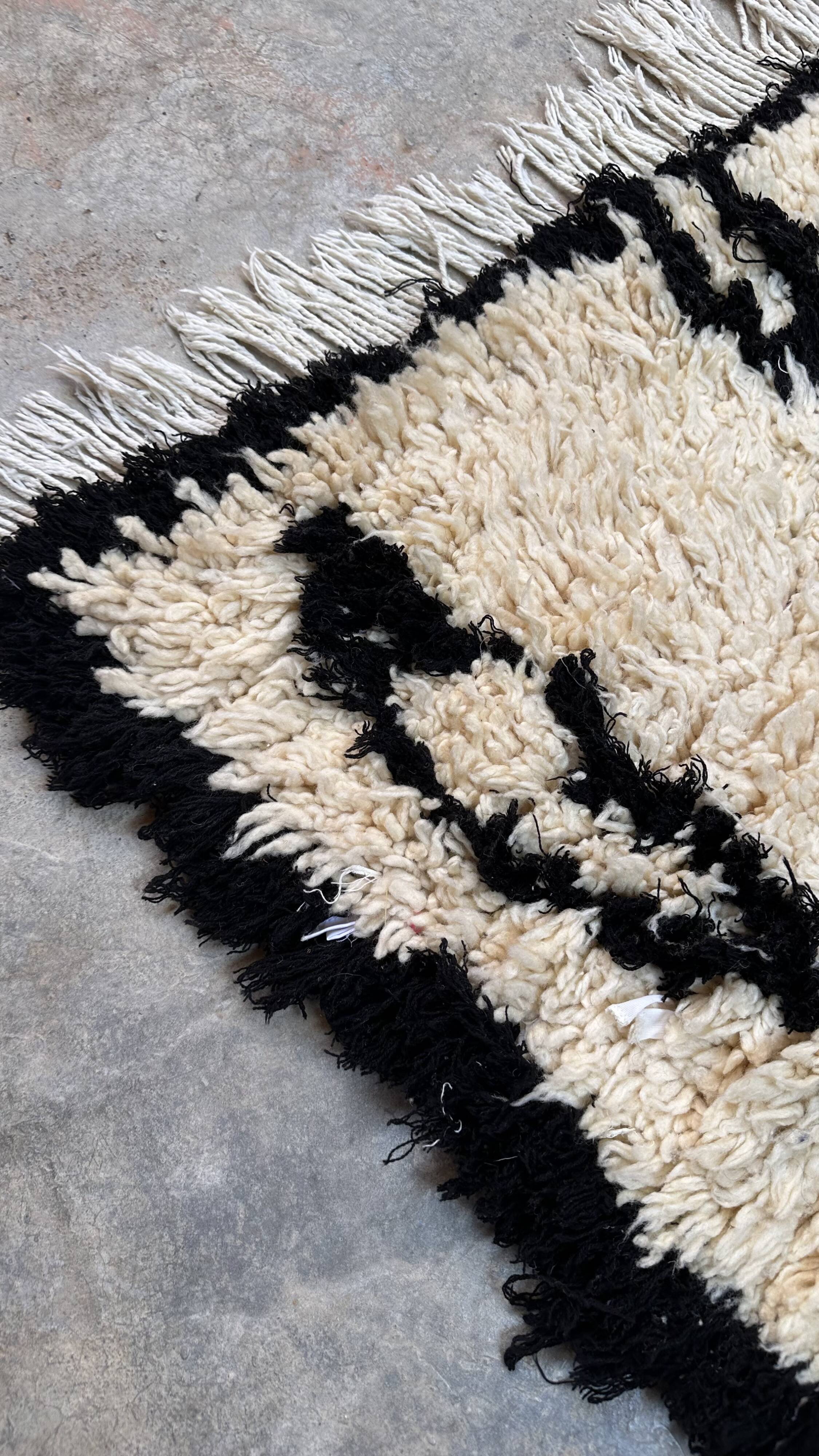 Azilal white and black Moroccan rug - 167 x 72 cm