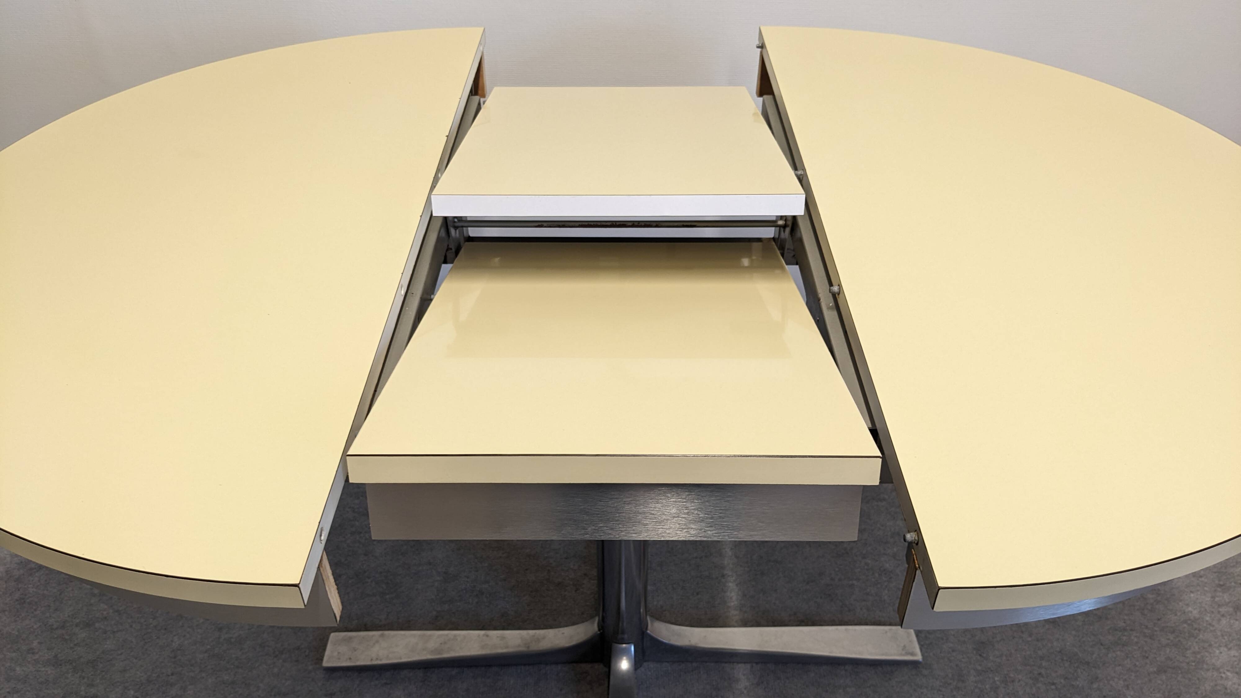 Extendable round table Space Age, Italy circa 1970