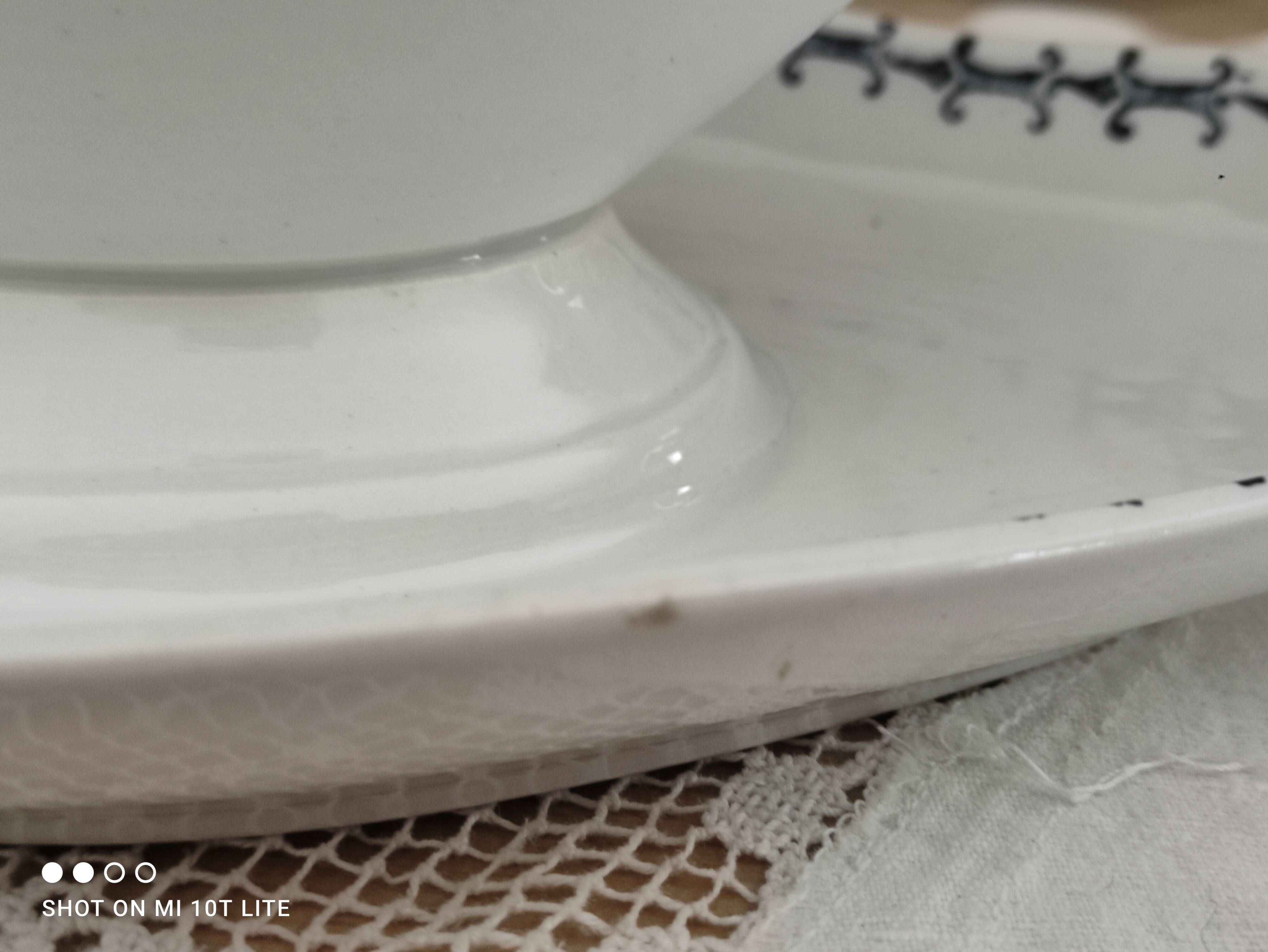 Saucière sur dormant Saint-Amand decoration frieze arabesques bleues