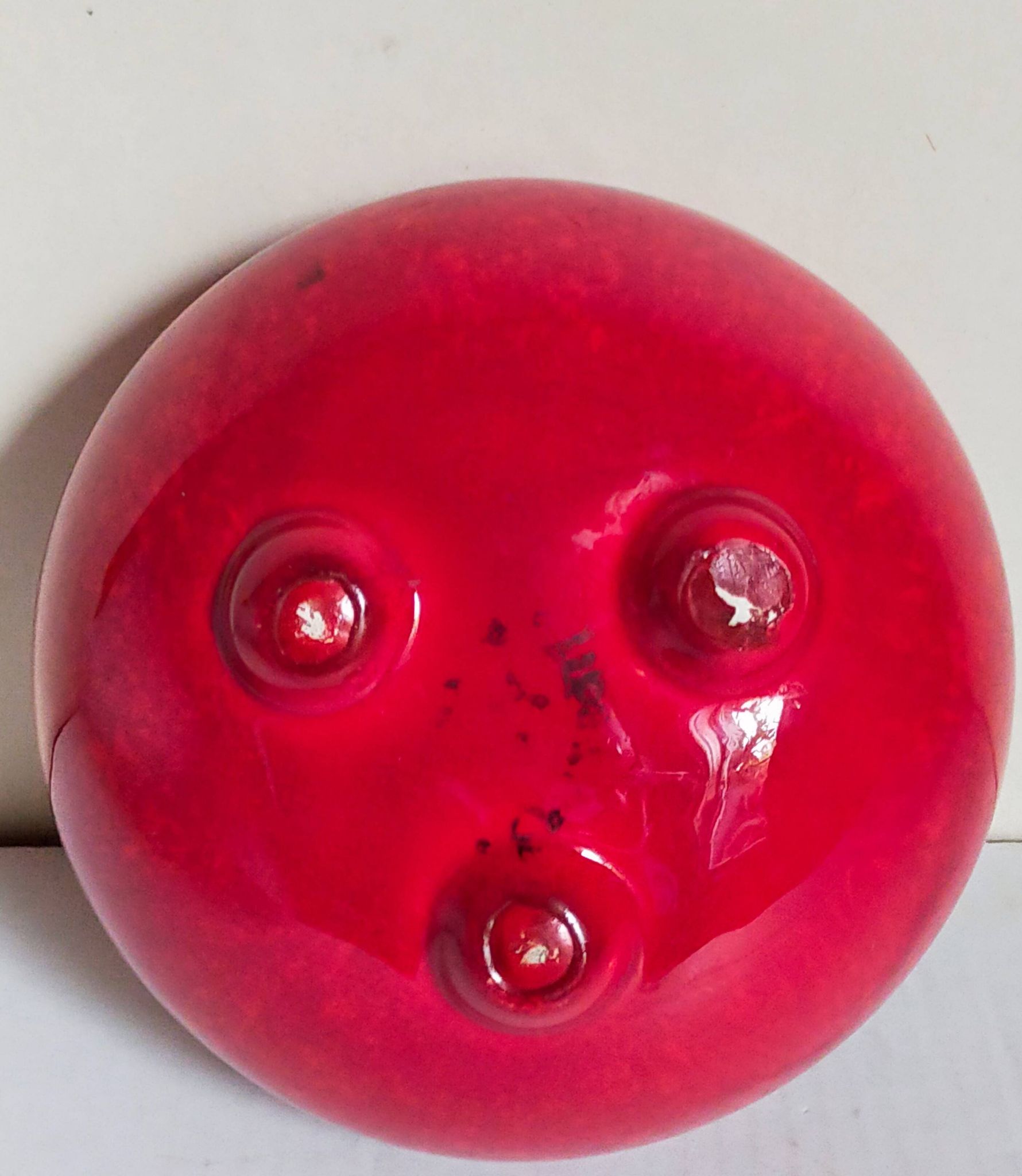 Vase tripode céramique à l'émail rouge vif vintage