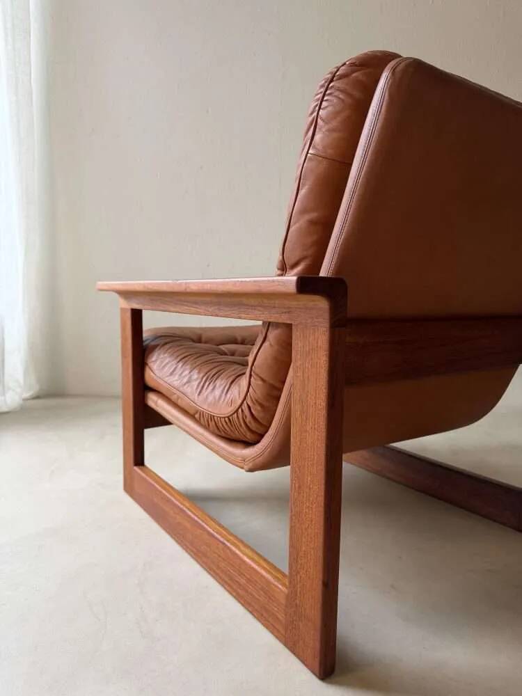 Vintage lounge chair in teak and leather from the 1960s.
