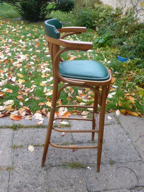 Bar stool in green leather and curved wood