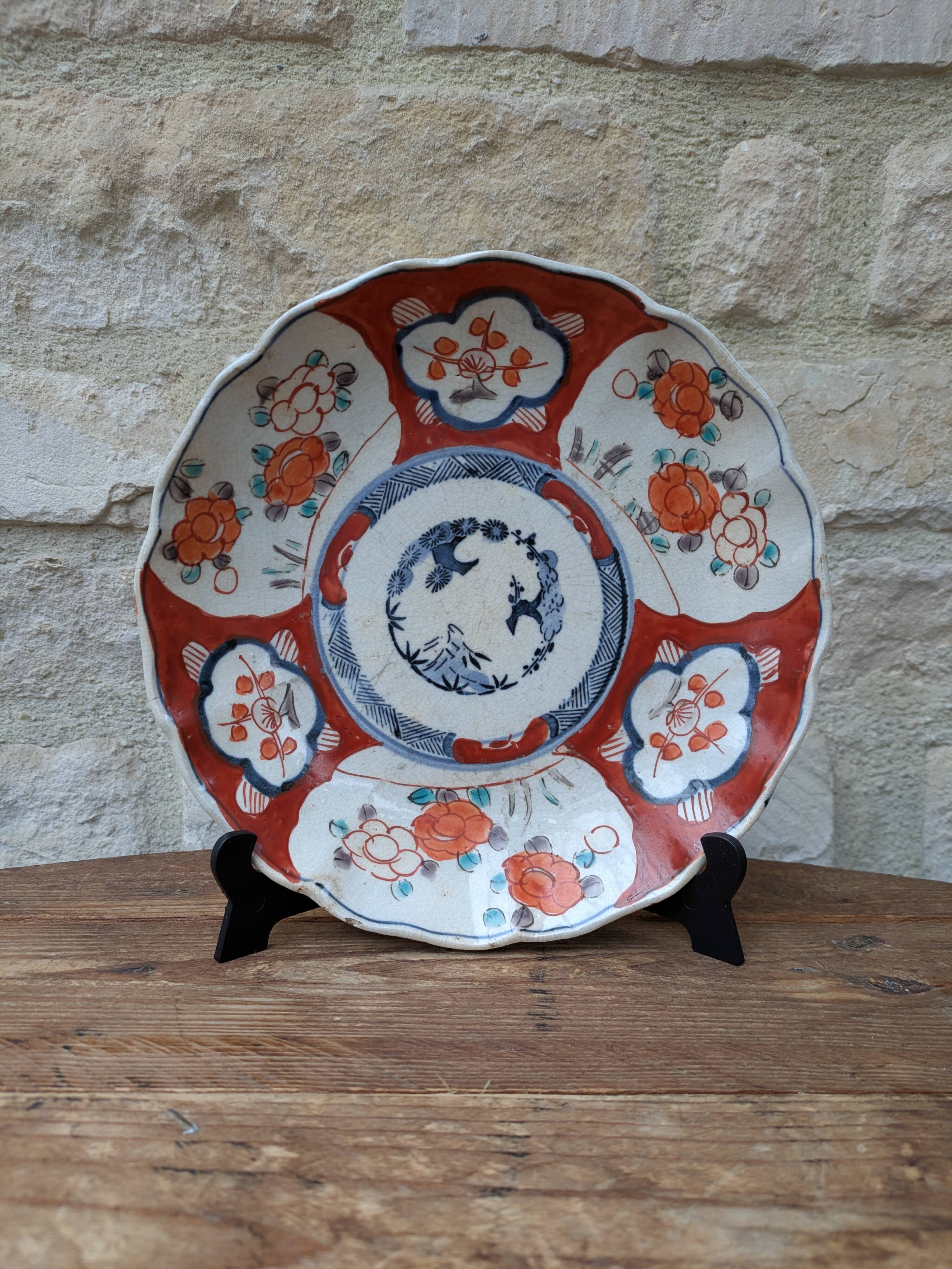 Antique Imari deep plate with red and blue floral decoration, 21.5cm.