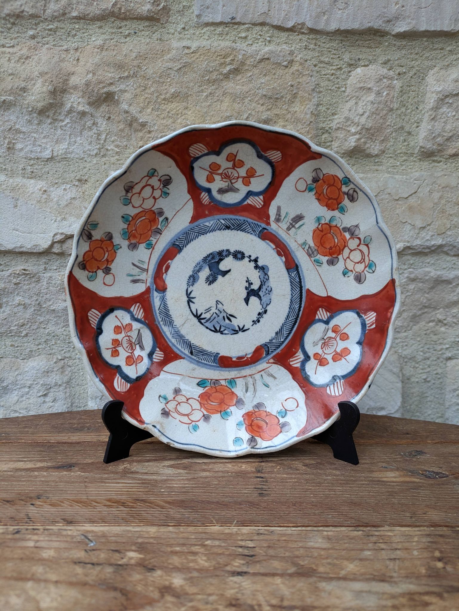 Ancienne assiette creuse Imari à décor de fleurs rouge et bleu 21.5cm