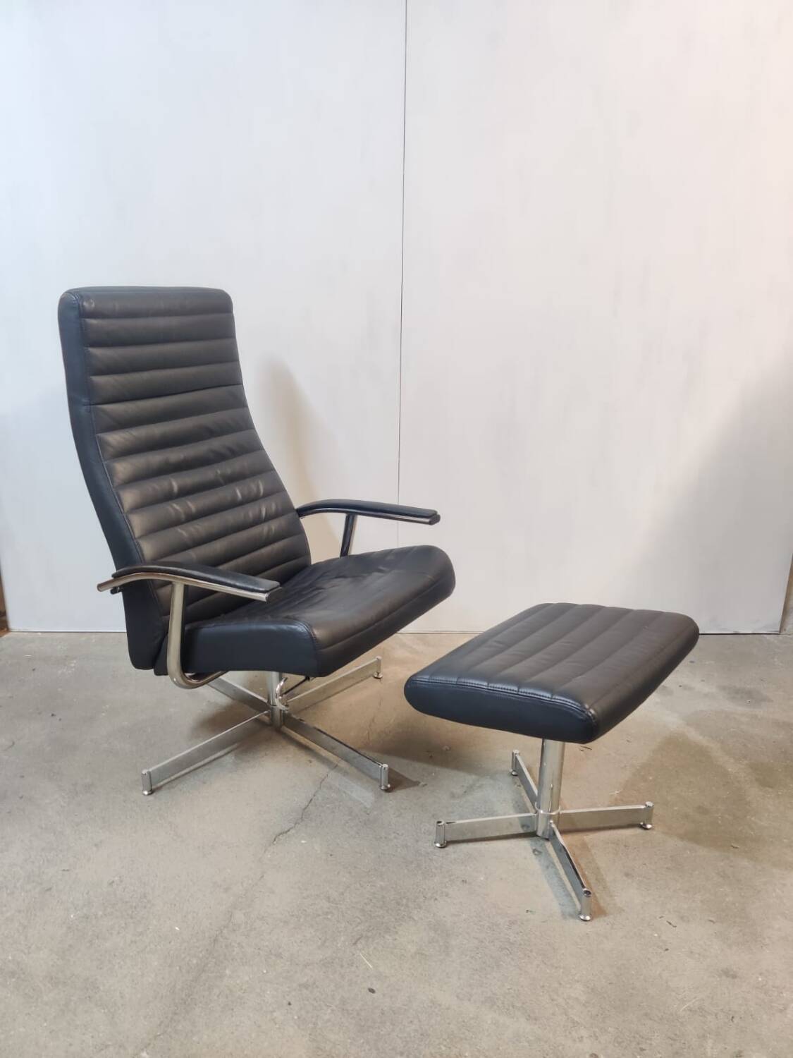 Fauteuil lounge et ottoman vintage