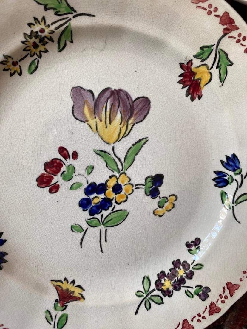 7 hand-painted flowered dinner plates.