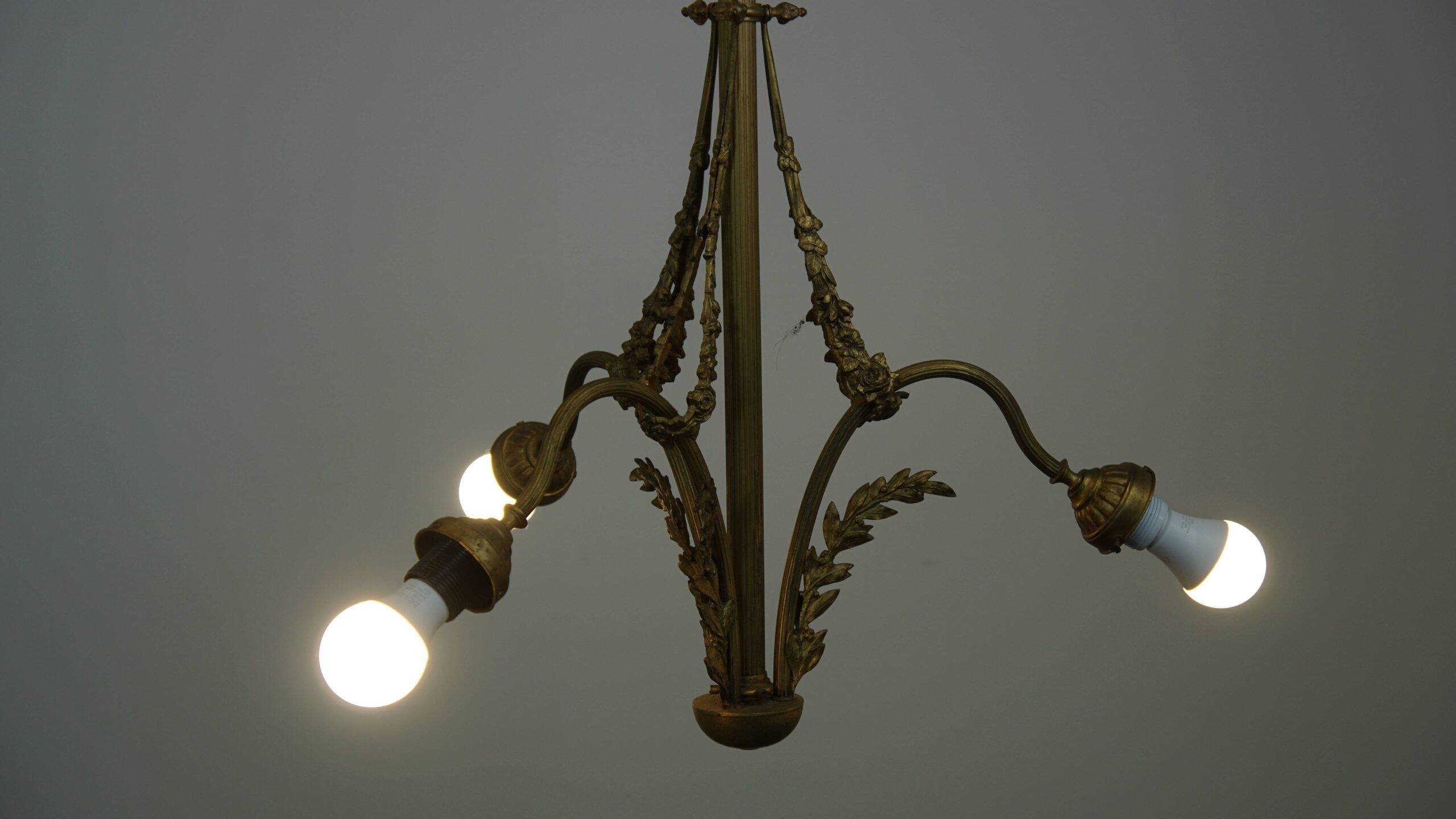 Antique pendant lamp with gold-coloured and ornate details and 3 fittings