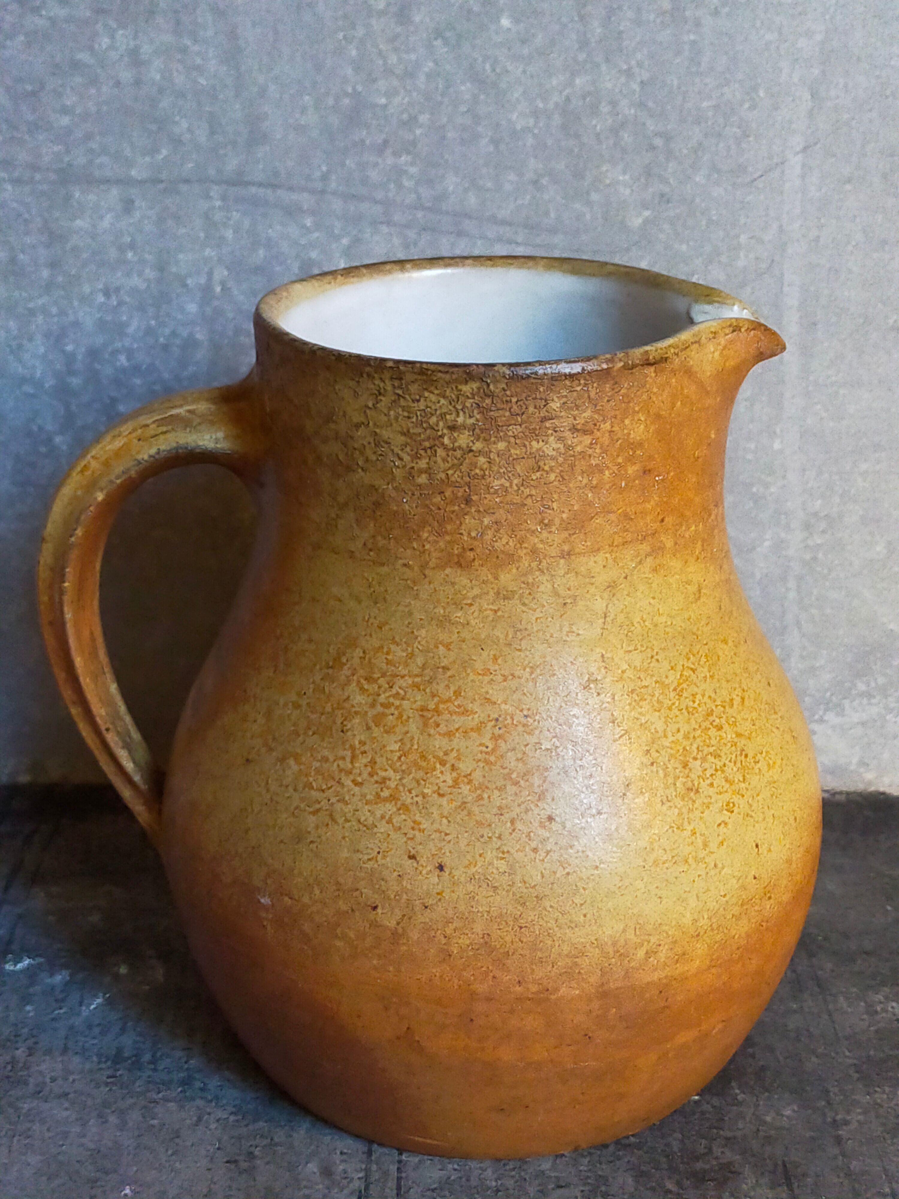 Pitcher Art-Populaire in ancient sandstone
