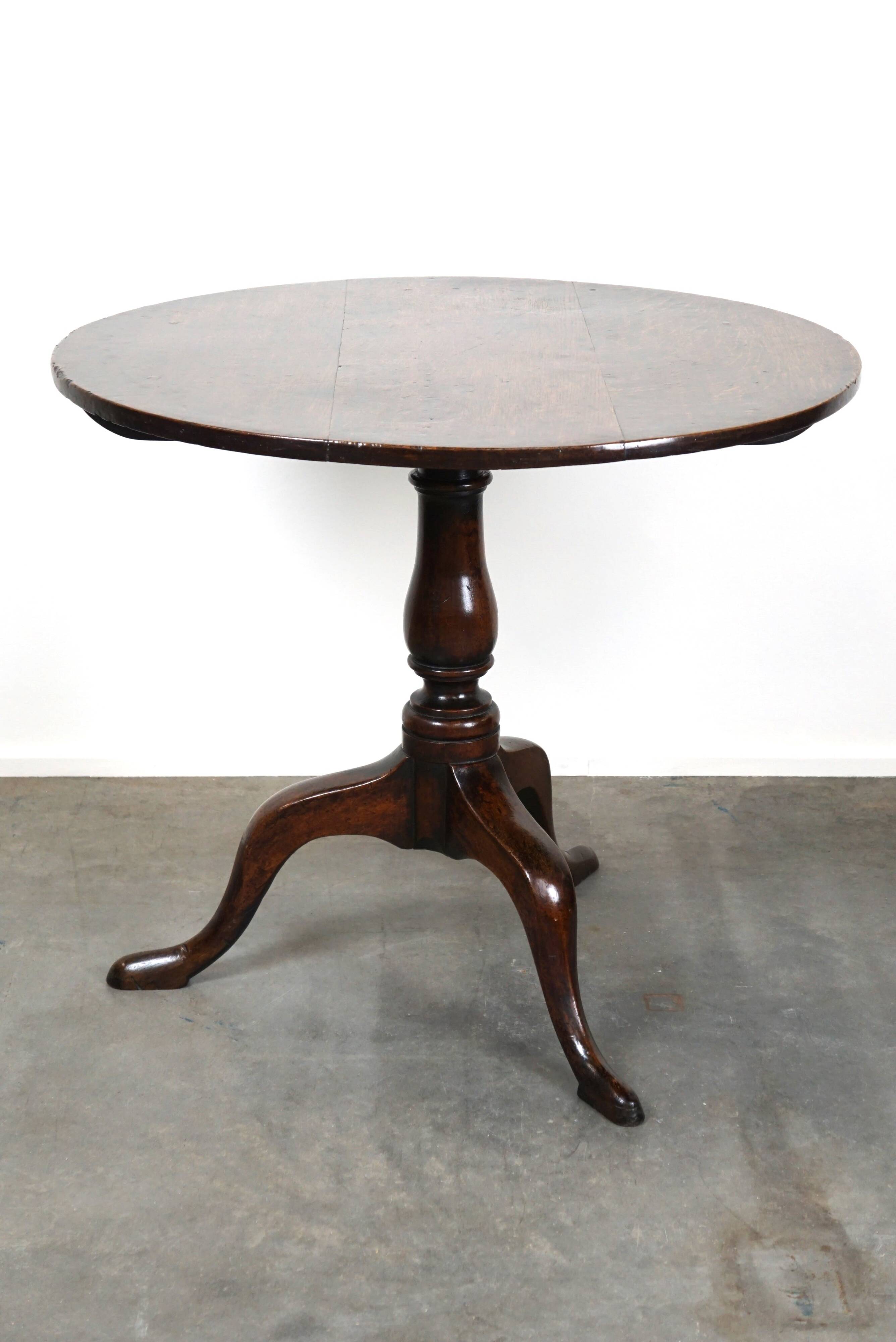 Round antique English oak tilt-top table with wonderful colors