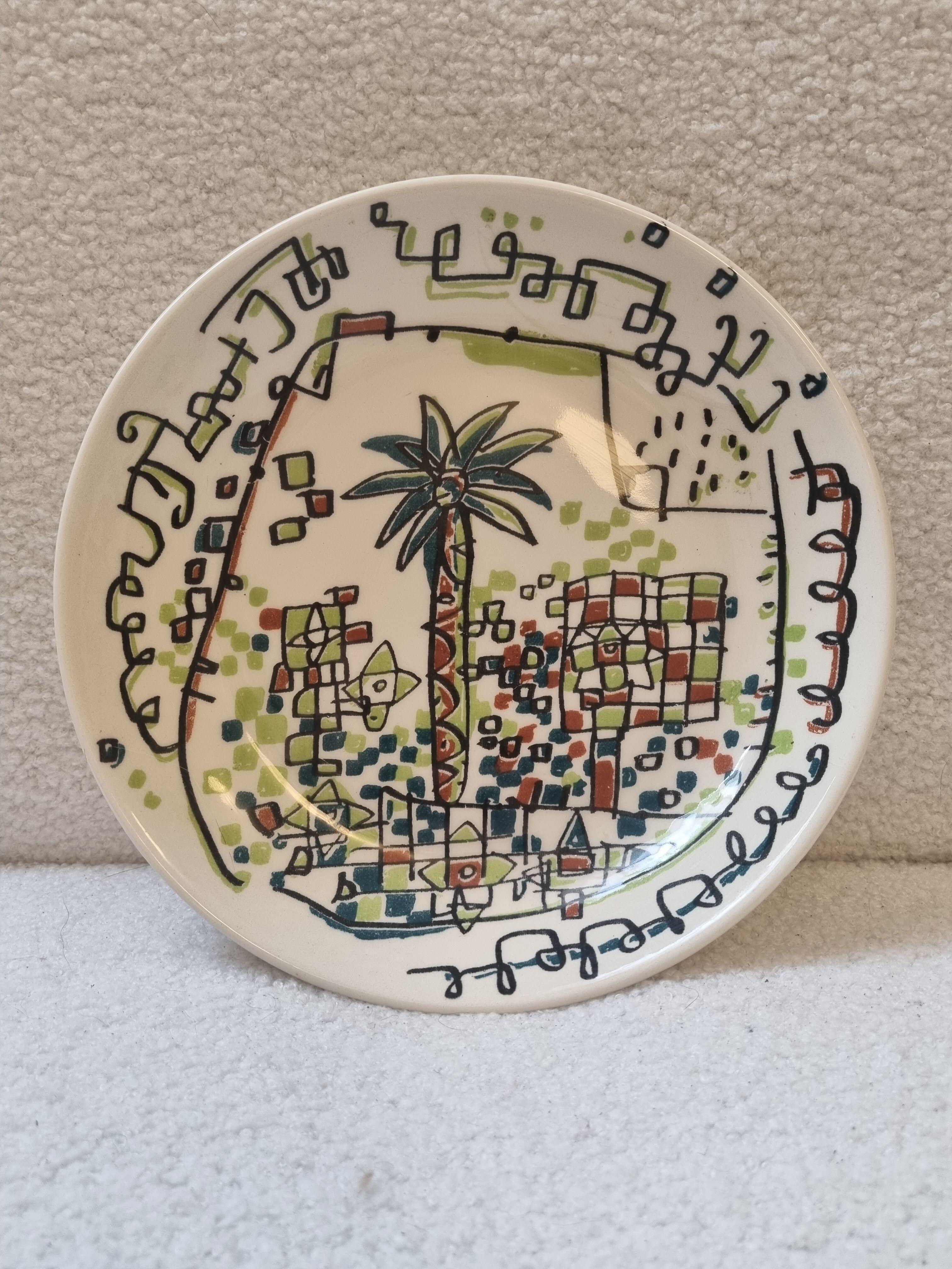 Hollow round dish impressionist décor by Javier Mariscal