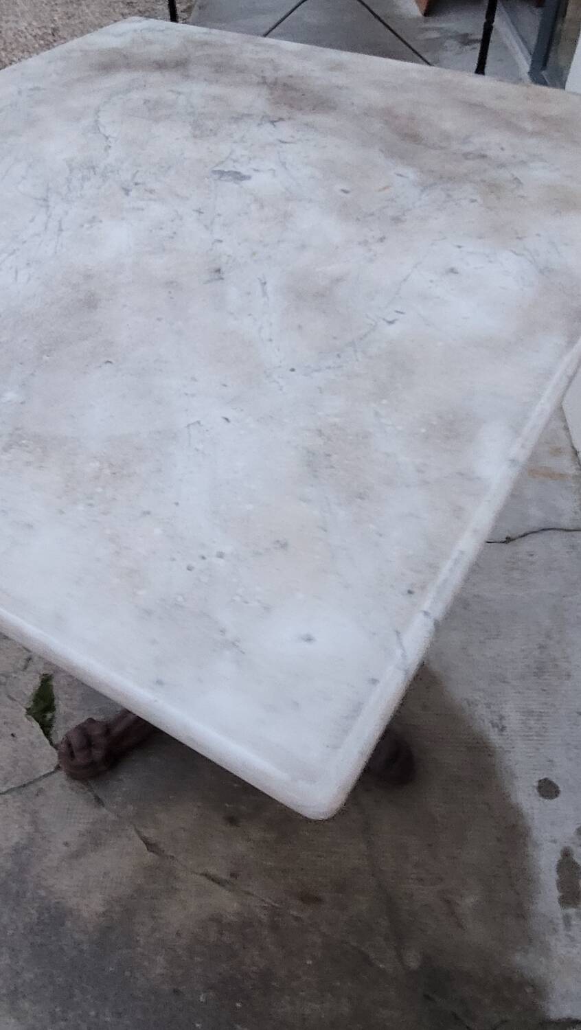 Bistro pedestal table in marble and cast iron lion paws
