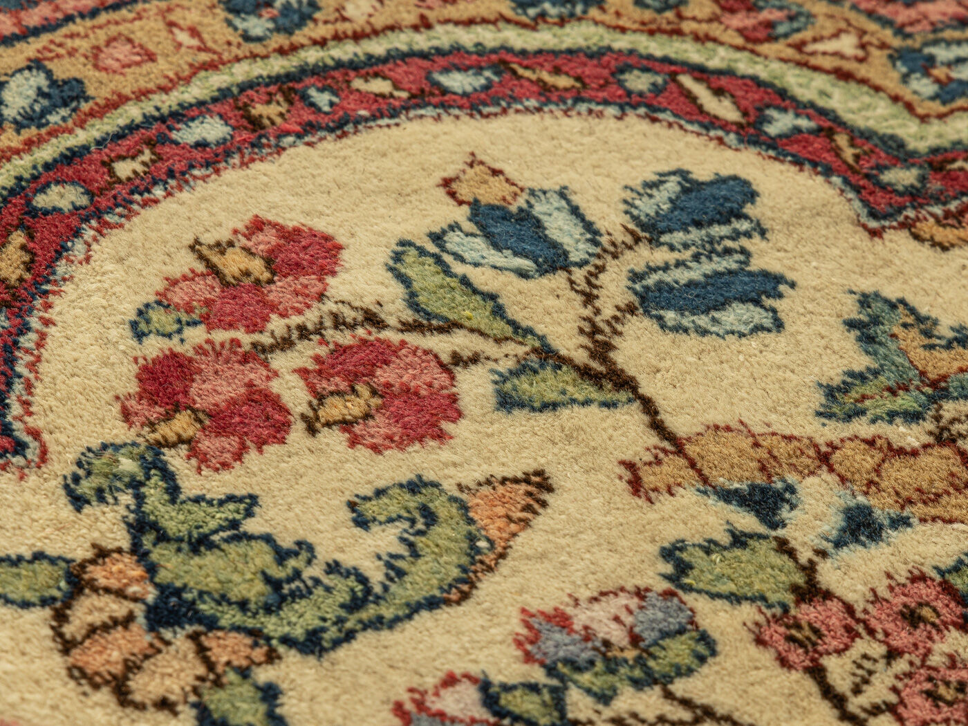Kerman carpet, 260 x 375