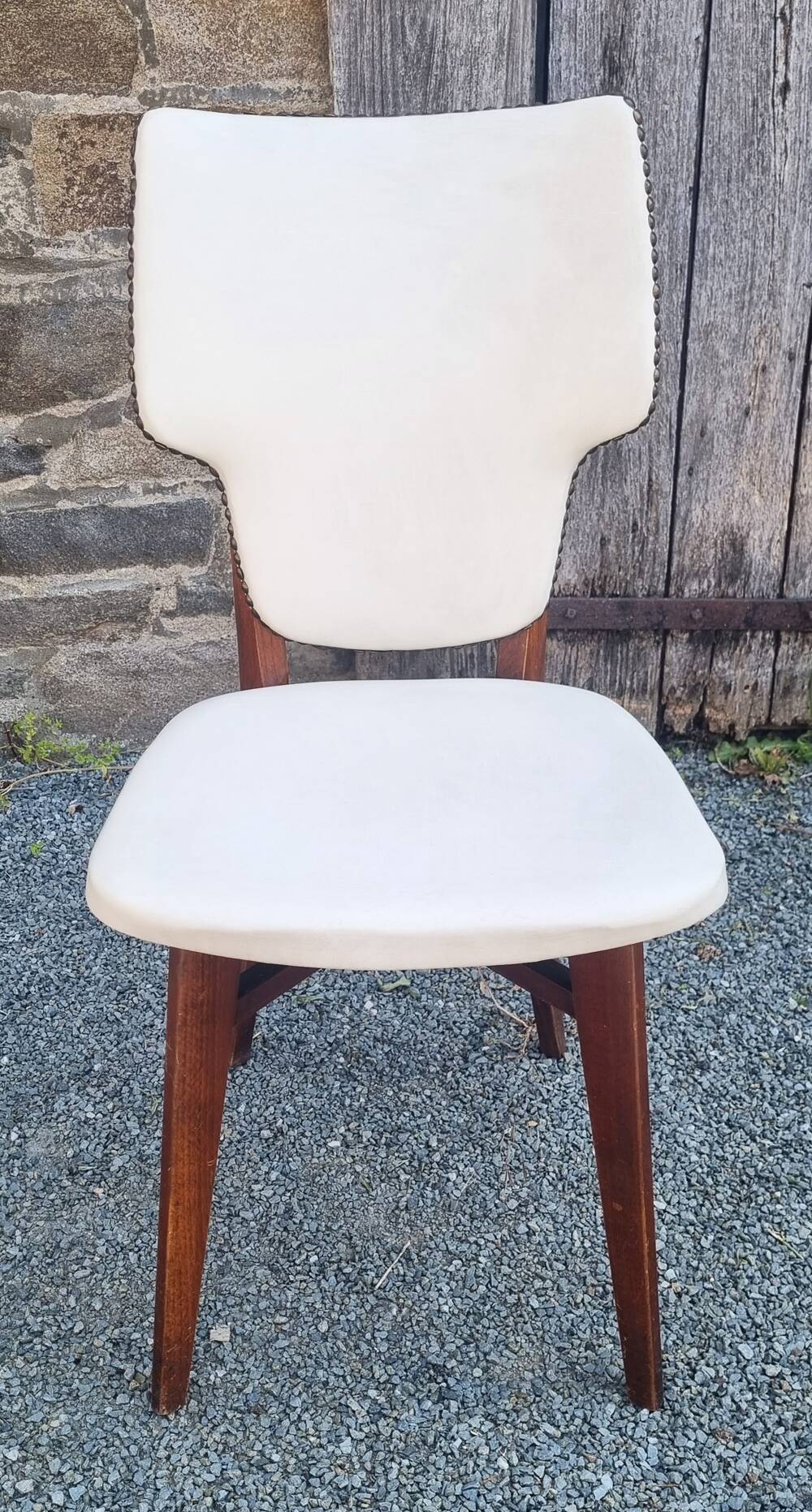 Lot de 6 chaises de salle à manger, bois et skaï blanc clouté, vintage, années 50