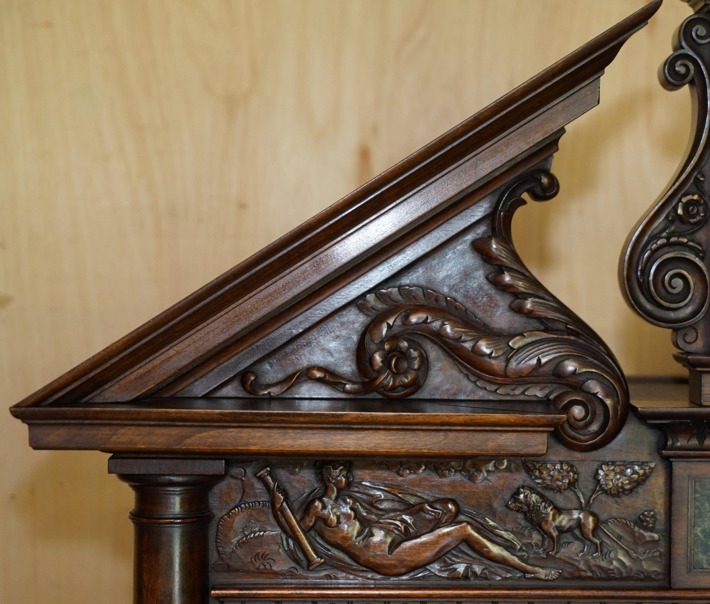Cabinet Louis XIII revival en noyer et marbre sculpté
