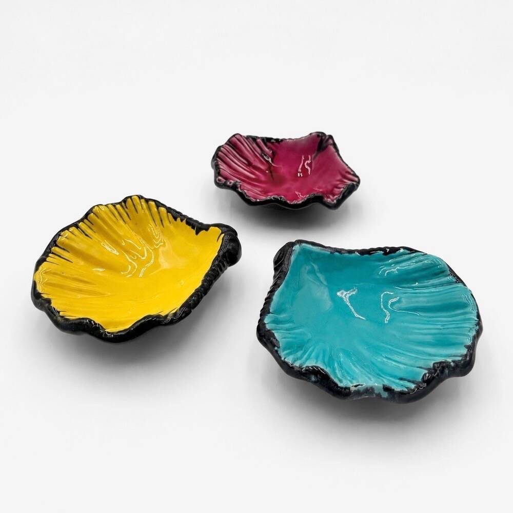 Set of three shell-shaped ceramic bowls from the 1950s/60s.