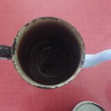 Cafetière en tôle émaillée blanche à filets rouges et dorés