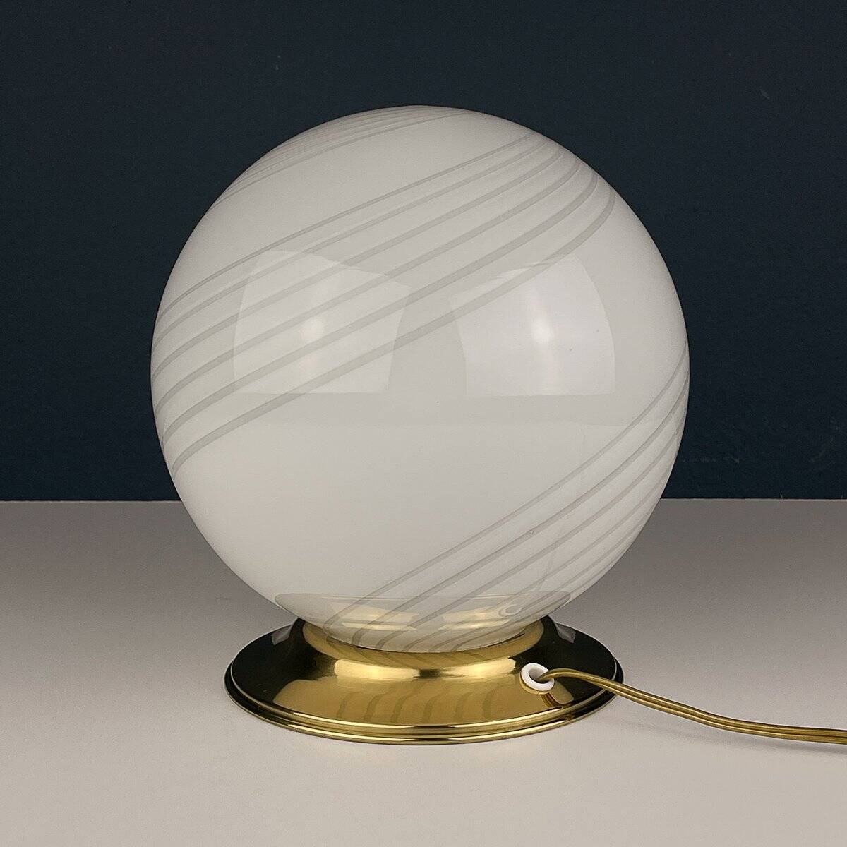 Vintage table lamp in white Murano glass, Italy, 1970s.