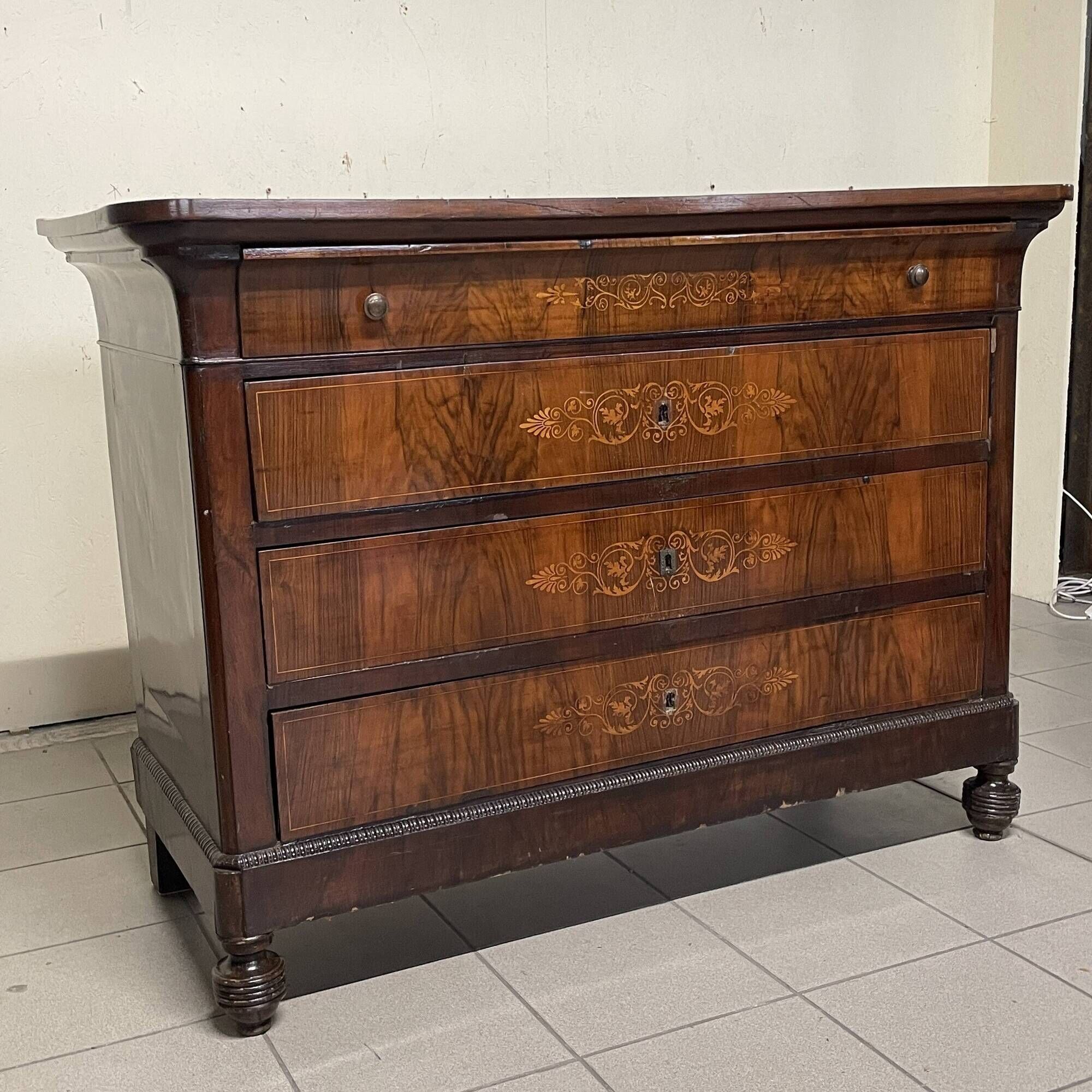 Commode italienne Carlo X datant du 19ème siècle.