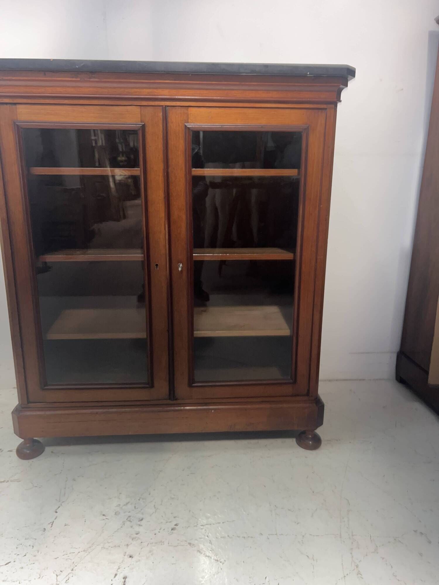 Display cabinet at counter height in mahogany and veneer, 19th century.