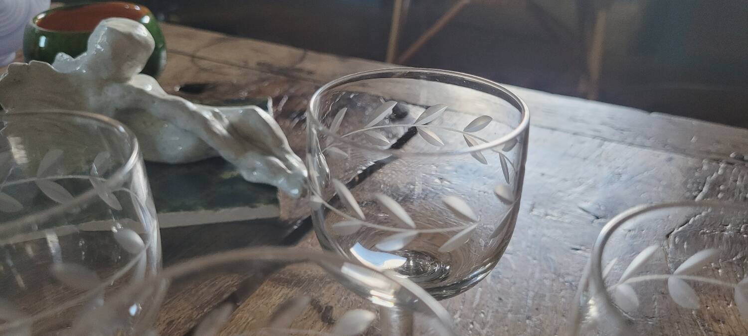 30's stemmed glasses