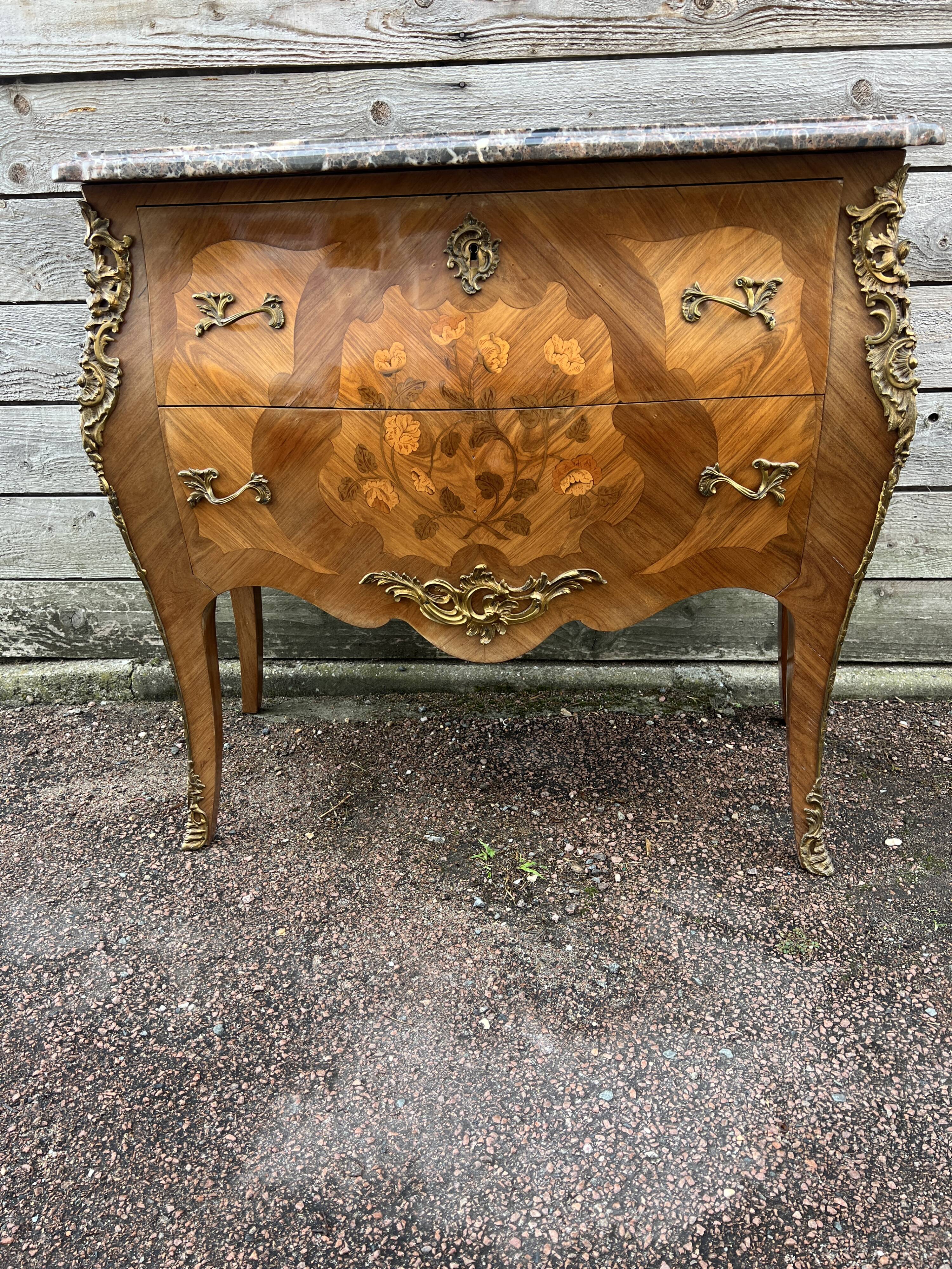 Louis XV style chest of drawers, inlaid with flowers