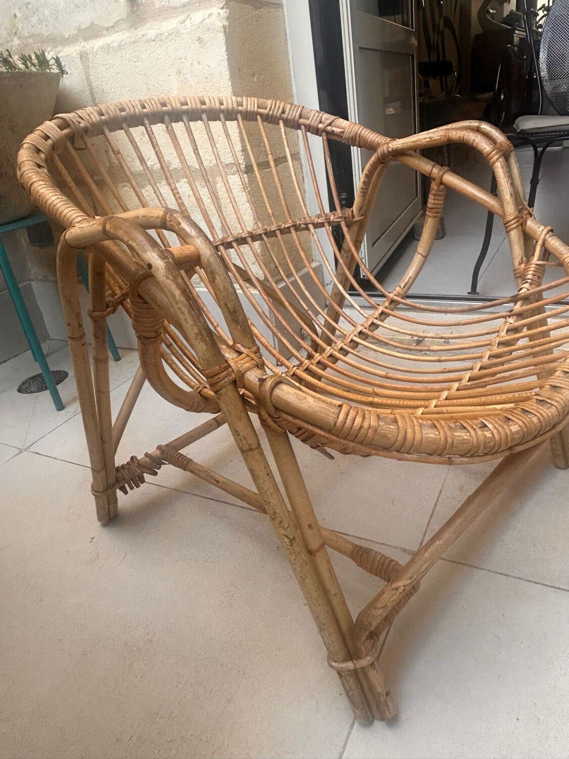 Fauteuil corbeille en rotin années 60