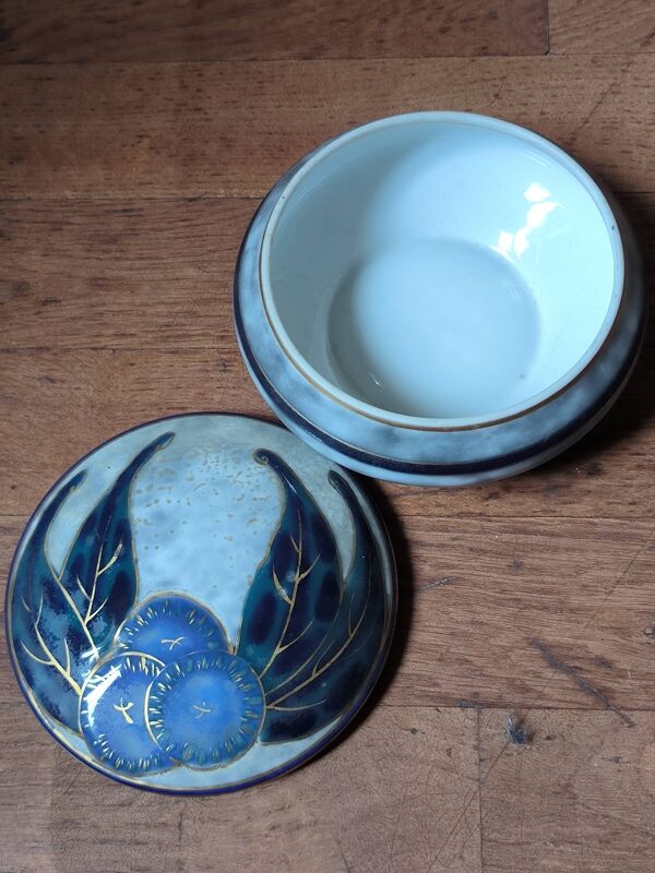 Camille THARAUD Boîte circulaire en porcelaine signée. 15 cm
