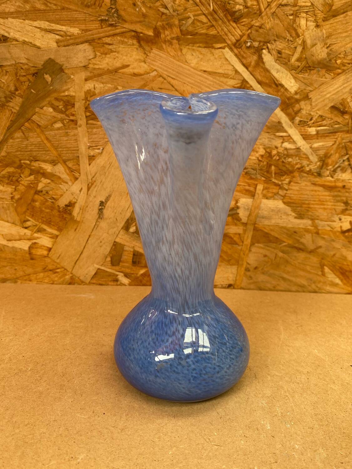 Ancien Vase Verre Soufflé Bleu Moucheté Blanc Col Corolle Vintage