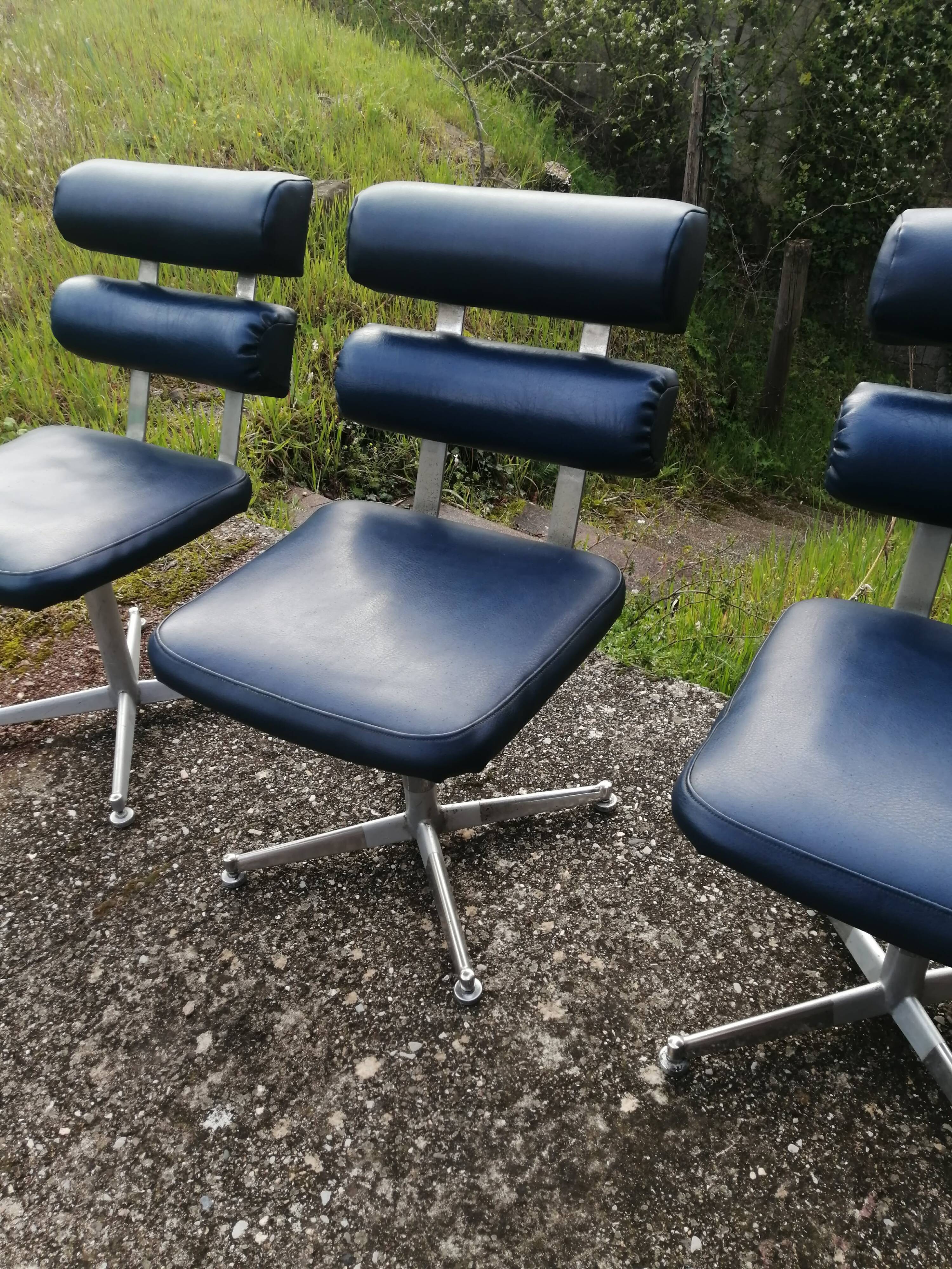 Set of 4 1970s hairdresser chairs in Space Age style.