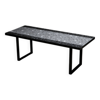 Table basse italienne sur cadre en métal plat avec plateau en mosaïque noire et blanche, années 1980
