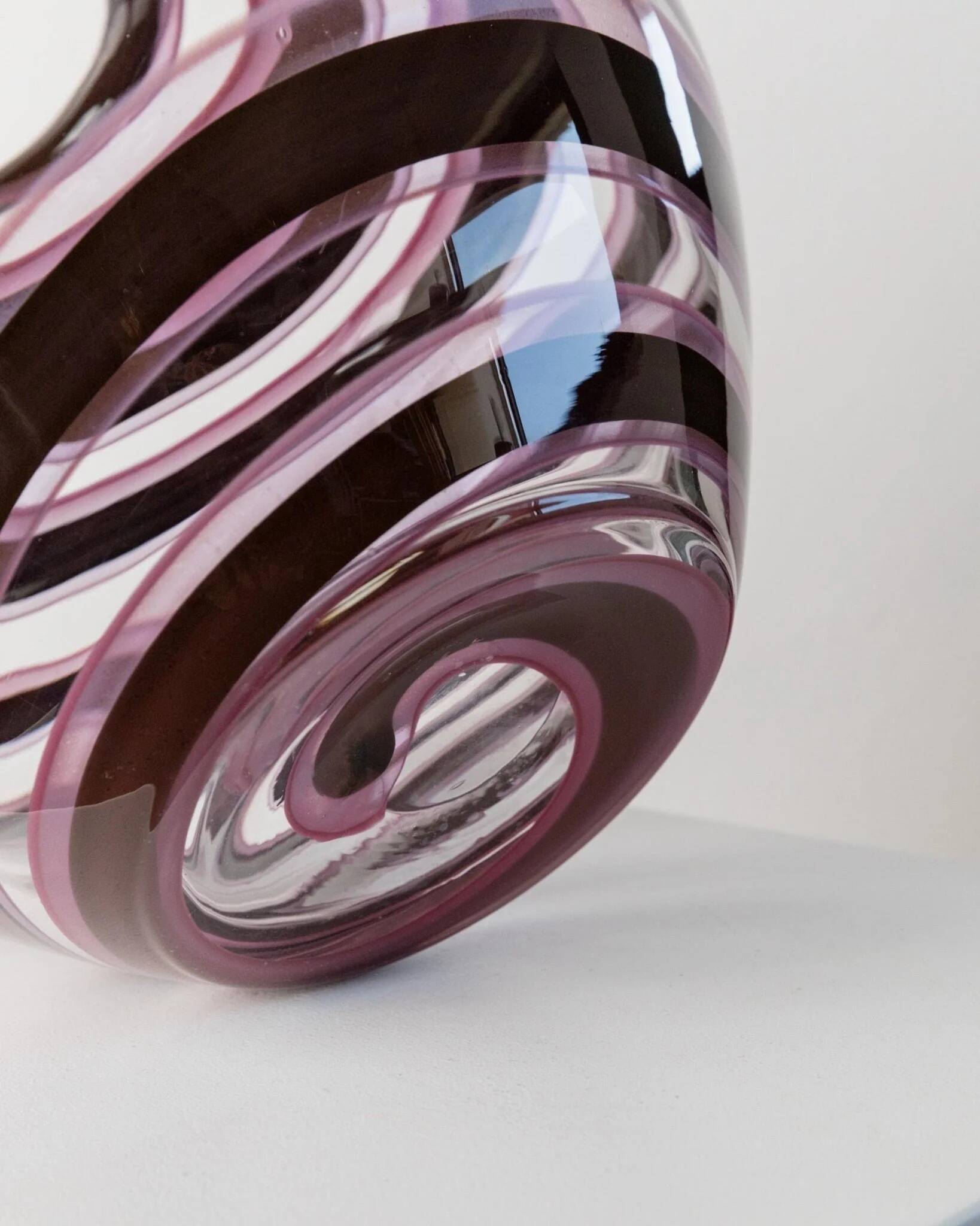 Vase en verre Murano XXL en verre clair avec des rayures violettes, verre d'art italien des années 1970.