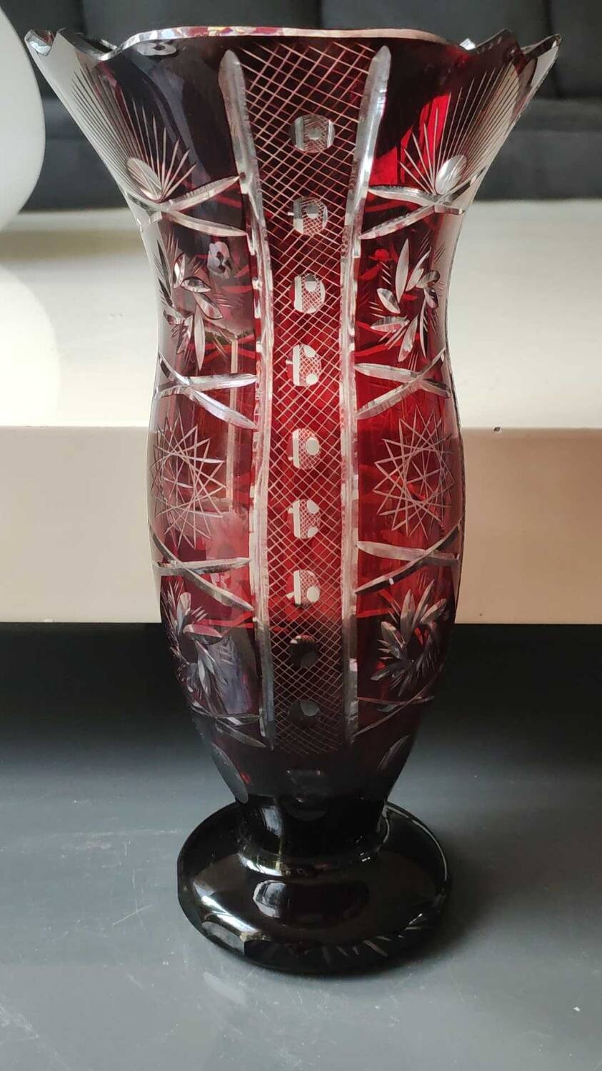Large vase in hand-cut Bohemian crystal. Deep ruby red. Roemer style. Dim 29 x 14.5 cm