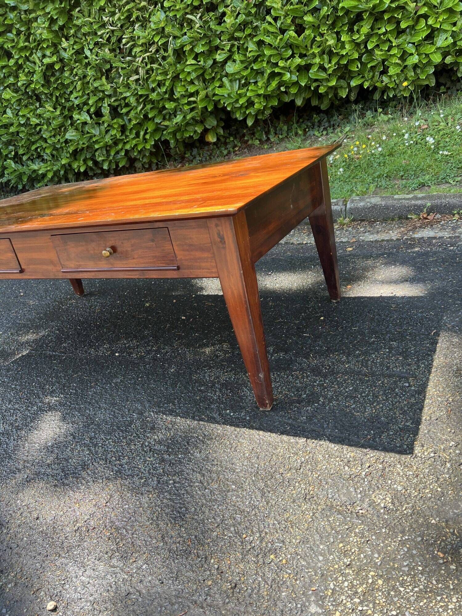 Table basse en acajou massif ouvrant par deux tiroirs en ceinture, début XXe siècle