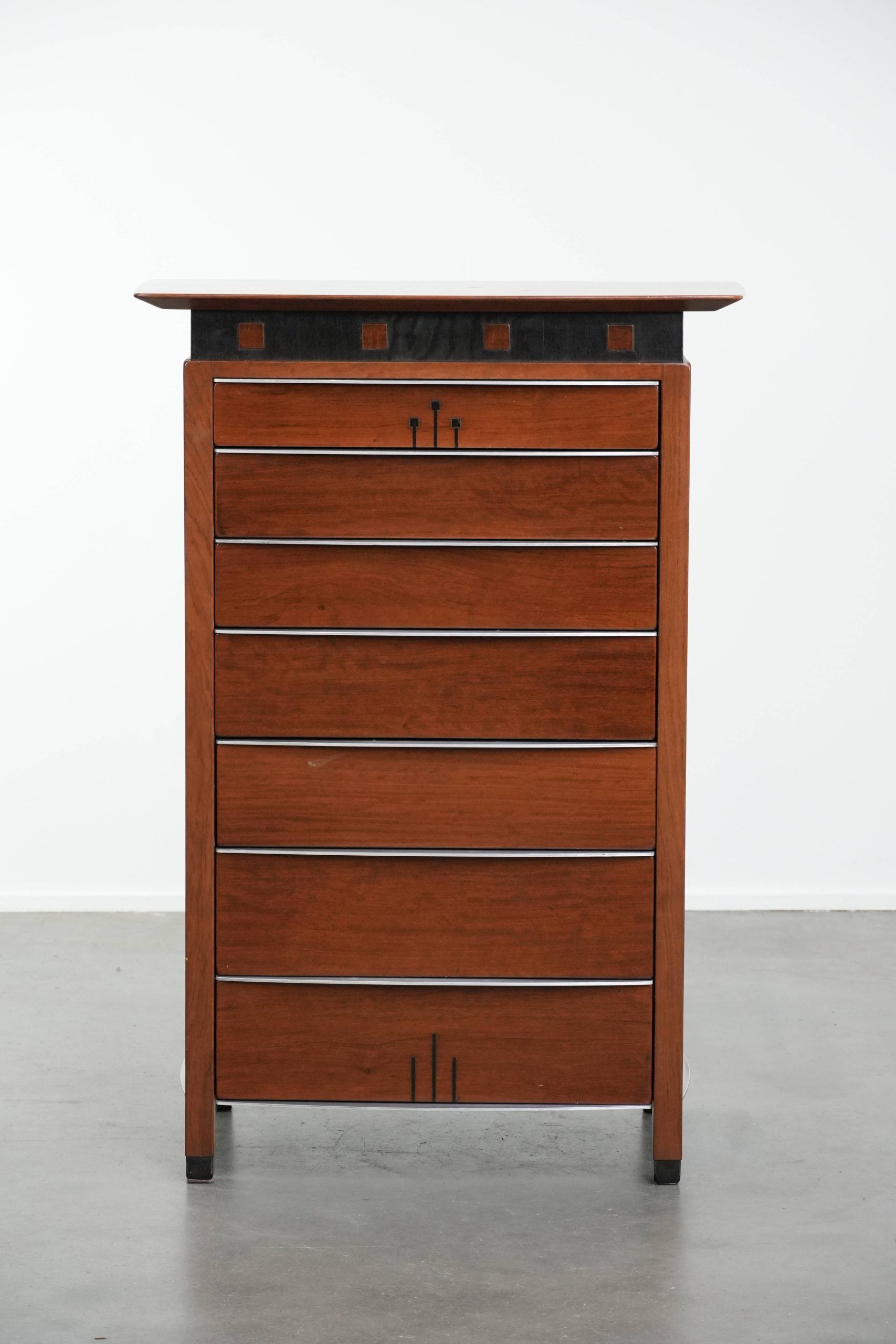 Beautiful Art Deco design chest of drawers with 7 drawers