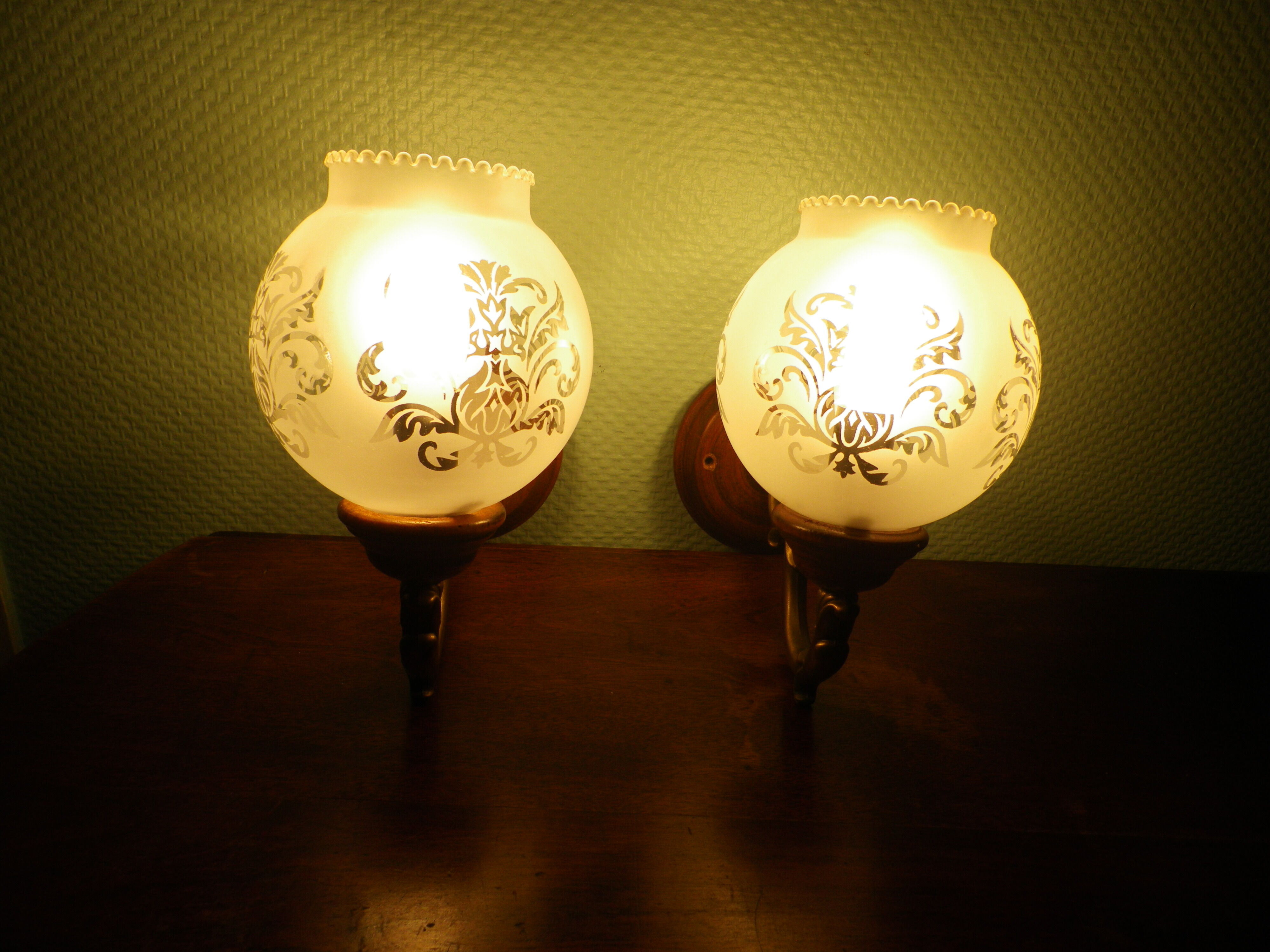 Wall lamps in wood and gilded metal, openwork glass lampshade