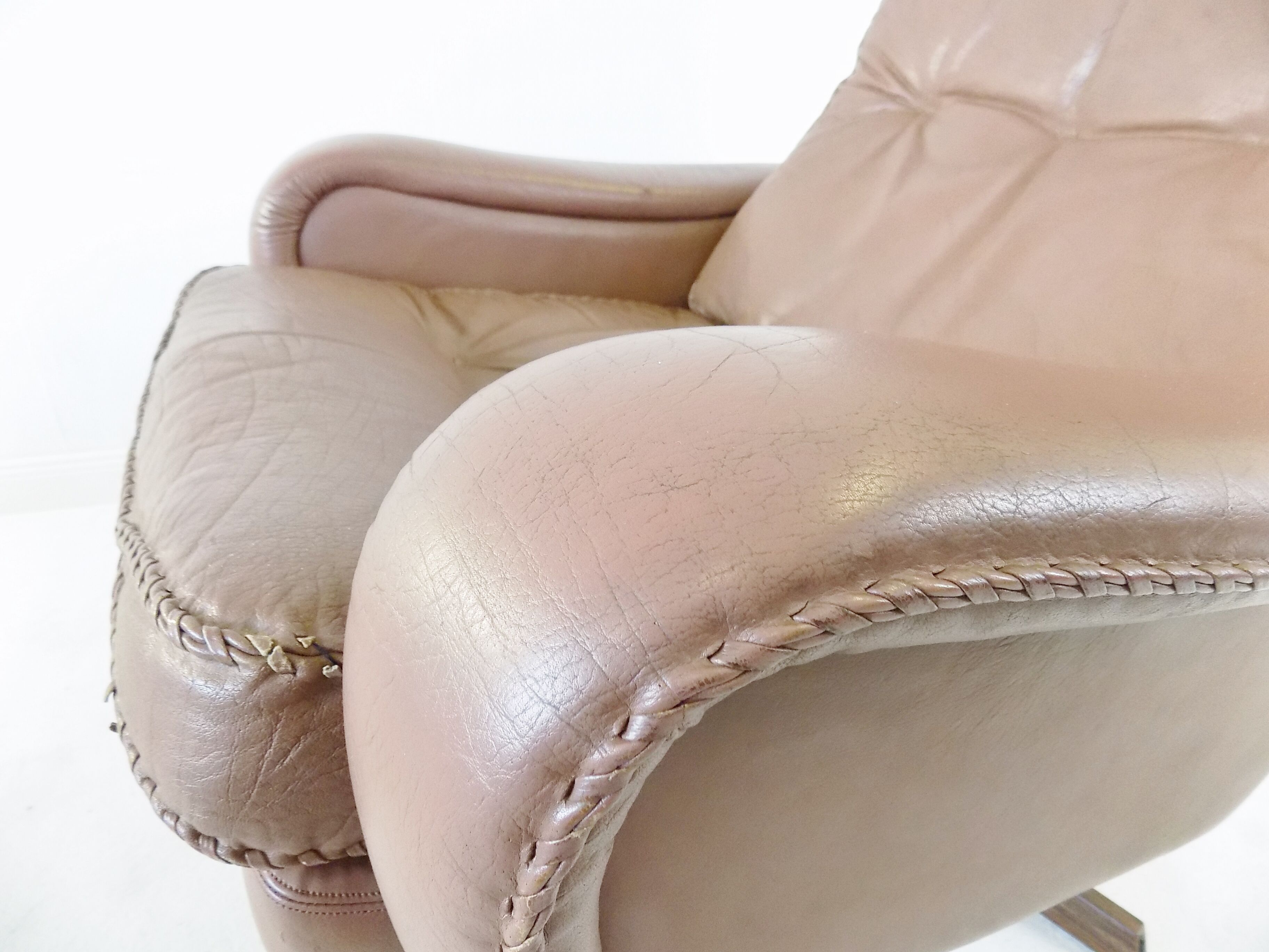 Fauteuil cuir avec pouf de Madsen & Schübel pour Bovenkamp