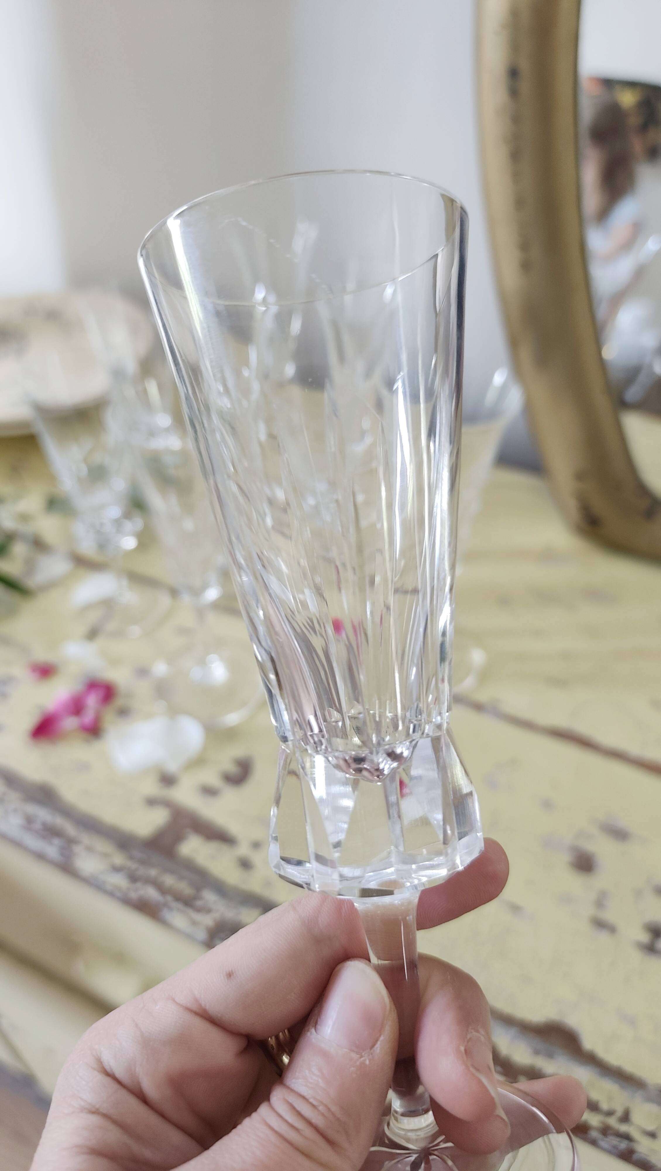 Set of 8 champagne flutes in Saint Louis crystal and Bayel crystal.