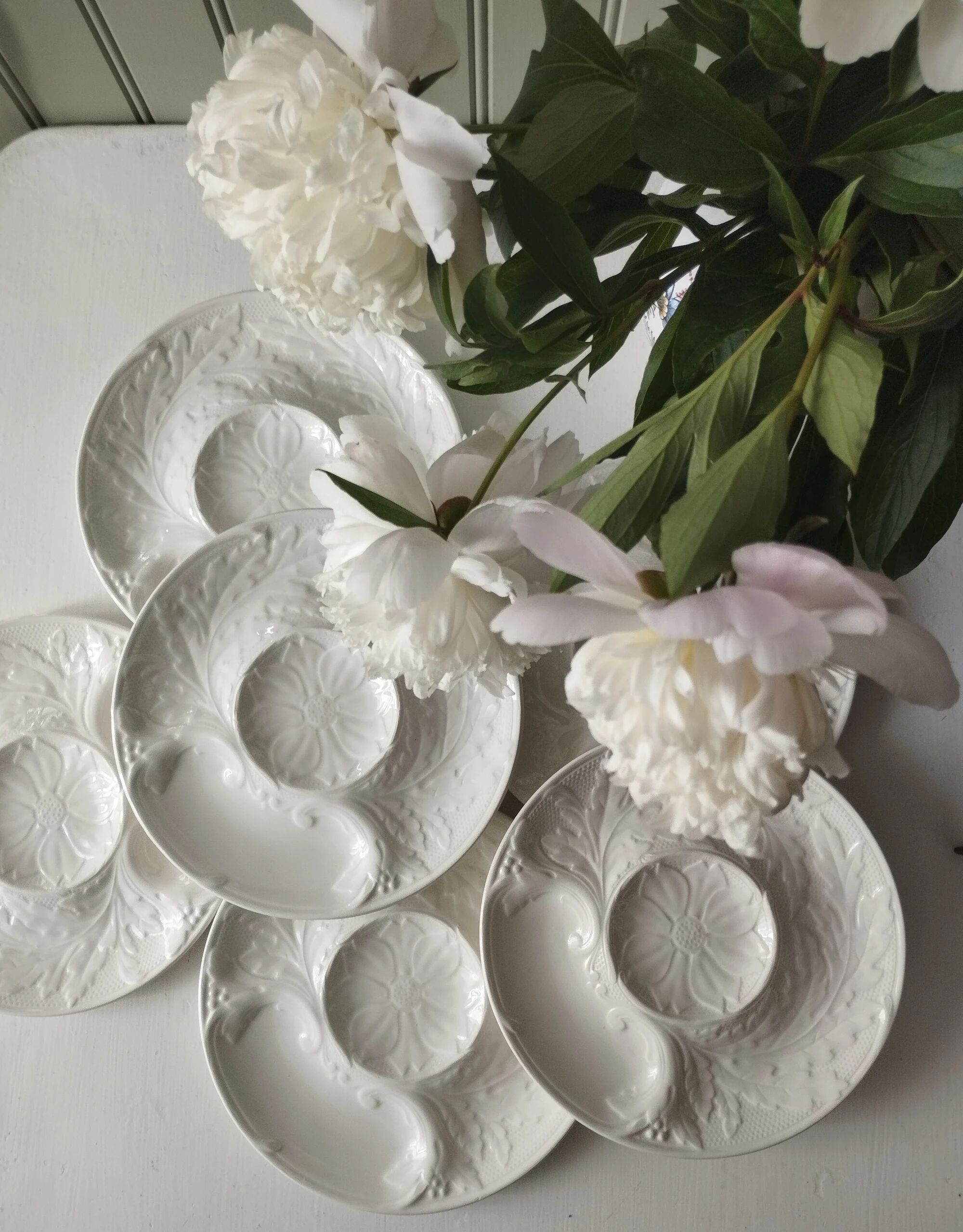 Set of 6 artichoke plates in white faience from Gien.